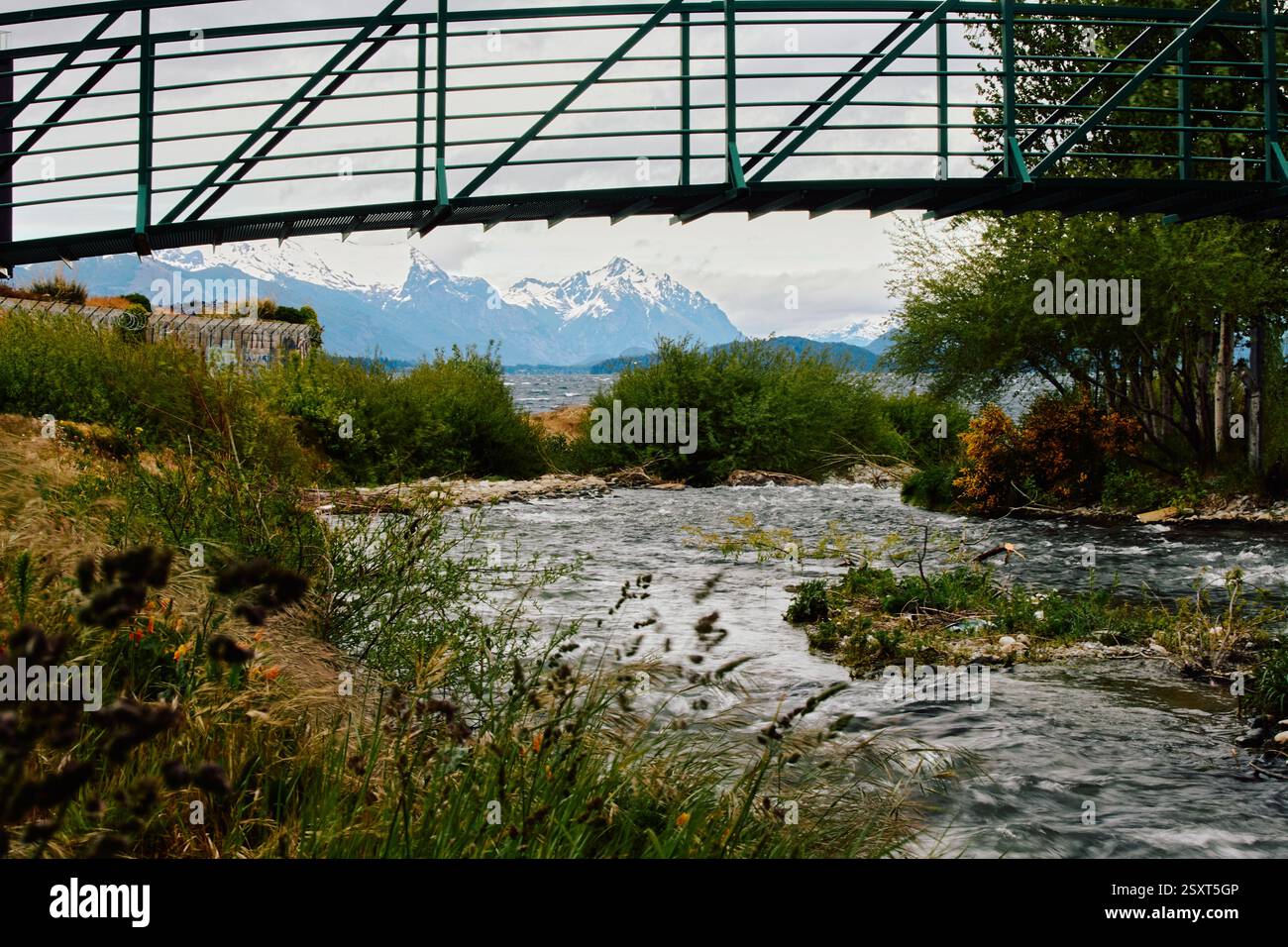 Grüne halbrunde Metallbrücke auf Berggrund, Südamerika Stockfoto