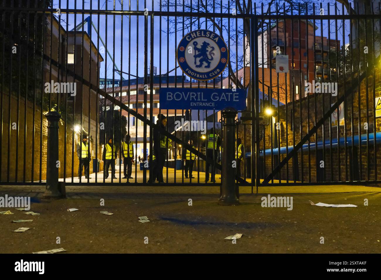 London, Großbritannien. Februar 2025. Bovril Gate an der Stamford Bridge, nachdem ein Demonstrant gefälschte Dollarscheine auf dem Boden hinterlassen hat. Fußballfans aus Chelsea versammelten sich vor dem Heimspiel gegen Southampton, um gegen die Vereinsbesitzer unter Clearlake Capital und Todd Boehly zu protestieren. Quelle: Eleventh Photography/Alamy Live News Stockfoto