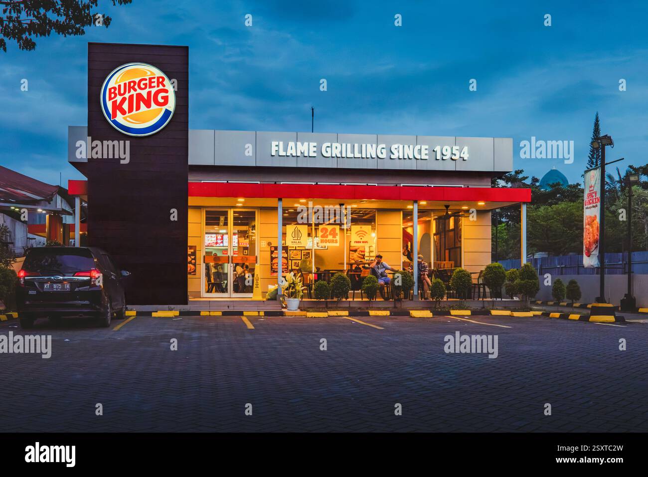 Balikpapan, Indonesien - 22. Februar 2025. Ein Burger King Restaurant in der Abenddämmerung, ein dunkelbrauner Bereich auf der linken Seite mit dem Burger King Logo Large Win Stockfoto