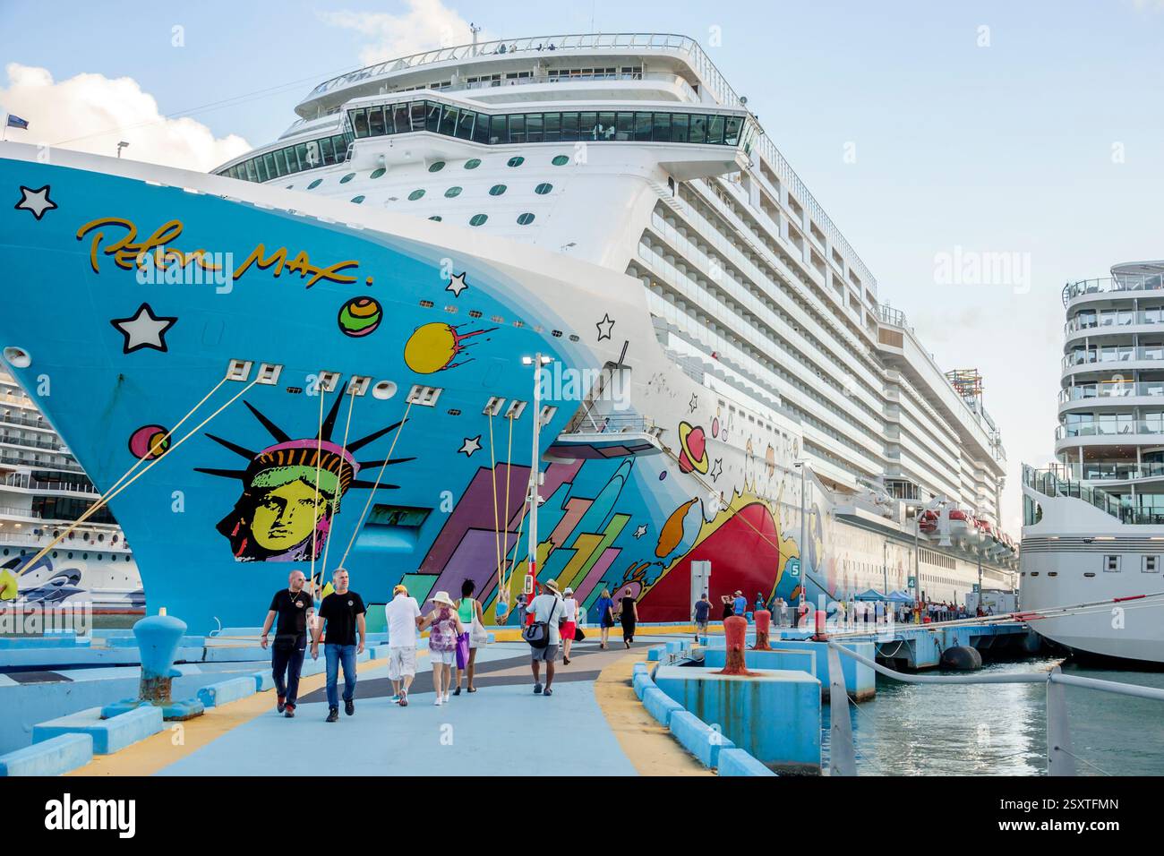 San Juan Puerto Rico, Atlantik, Bucht von San Juan, Blick auf den Kreuzfahrthafen, Norwegian Cruise Line NCL Breakaway, Kreuzfahrtschiff, Dockinghafen, Karibische See, Stockfoto
