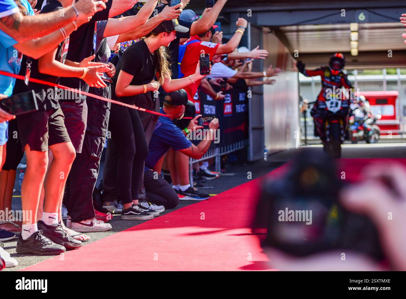 Phillip Island, Australien. Februar 2025. Fans von Superbikes begrüßen den Sieger des Rennens bei der Podiumszeremonie des Race 1 World Superbikes Race. Quelle: SOPA Images Limited/Alamy Live News Stockfoto