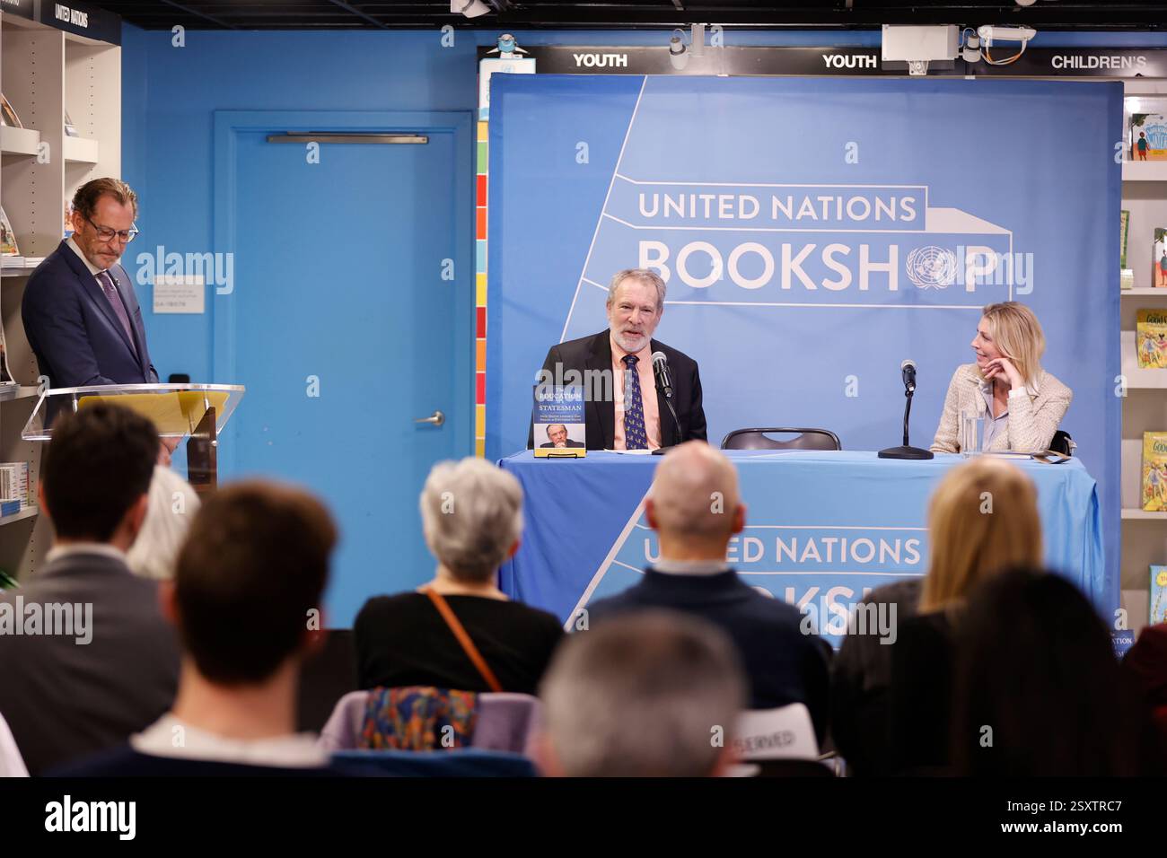 NY, USA. Februar 2025. NEW YORK, NEW YORK - 25. FEBRUAR 2025: John T. Shaw präsentiert sein neuestes Buch The Education of a Statesman: How Global Leaders Can Repair a Fractured World (Jan Eliasson) im Bookshop der Vereinten Nationen. Die Veranstaltung mit einer Live-Diskussion, moderiert von Robert Skinner, beschäftigte sich mit Diplomatie, Führung und internationalen Beziehungen. Das Publikum konnte sich auch über die Facebook-Seite der UN-Publikationen anmelden. (Kreditbild: © Luiz Rampelotto/ZUMA Press Wire) NUR REDAKTIONELLE VERWENDUNG! Nicht für kommerzielle ZWECKE! Stockfoto