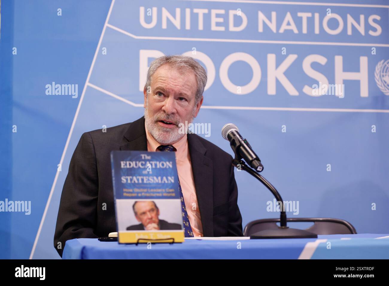 NY, USA. Februar 2025. NEW YORK, NEW YORK - 25. FEBRUAR 2025: John T. Shaw präsentiert sein neuestes Buch The Education of a Statesman: How Global Leaders Can Repair a Fractured World (Jan Eliasson) im Bookshop der Vereinten Nationen. Die Veranstaltung mit einer Live-Diskussion, moderiert von Robert Skinner, beschäftigte sich mit Diplomatie, Führung und internationalen Beziehungen. Das Publikum konnte sich auch über die Facebook-Seite der UN-Publikationen anmelden. (Kreditbild: © Luiz Rampelotto/ZUMA Press Wire) NUR REDAKTIONELLE VERWENDUNG! Nicht für kommerzielle ZWECKE! Stockfoto