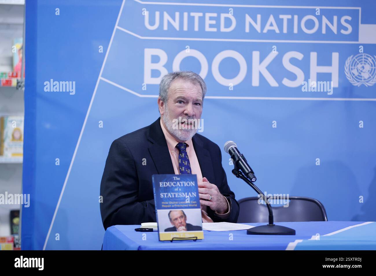 New York, USA. Februar 2025. NEW YORK, NEW YORK - 25. FEBRUAR 2025: John T. Shaw präsentiert sein neuestes Buch The Education of a Statesman: How Global Leaders Can Repair a Fractured World (Jan Eliasson) im Bookshop der Vereinten Nationen. Die Veranstaltung mit einer Live-Diskussion, moderiert von Robert Skinner, beschäftigte sich mit Diplomatie, Führung und internationalen Beziehungen. Das Publikum konnte sich auch über die Facebook-Seite der UN-Publikationen anmelden. (Foto: Luiz Rampelotto/EuropaNewswire/SIPA USA). Quelle: SIPA USA/Alamy Live News Stockfoto
