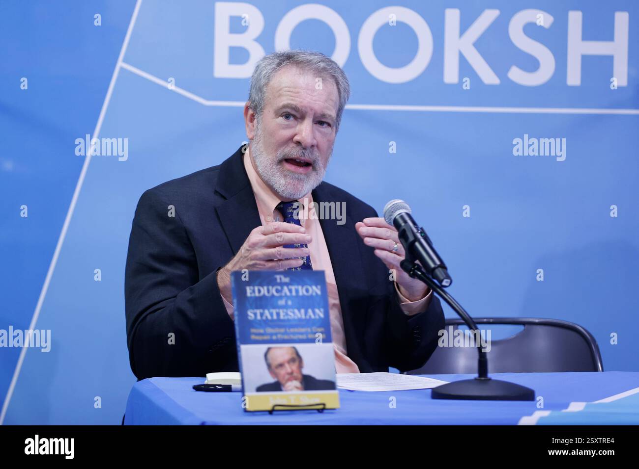 New York, USA. Februar 2025. NEW YORK, NEW YORK - 25. FEBRUAR 2025: John T. Shaw präsentiert sein neuestes Buch The Education of a Statesman: How Global Leaders Can Repair a Fractured World (Jan Eliasson) im Bookshop der Vereinten Nationen. Die Veranstaltung mit einer Live-Diskussion, moderiert von Robert Skinner, beschäftigte sich mit Diplomatie, Führung und internationalen Beziehungen. Das Publikum konnte sich auch über die Facebook-Seite der UN-Publikationen anmelden. (Foto: Luiz Rampelotto/EuropaNewswire/SIPA USA). Quelle: SIPA USA/Alamy Live News Stockfoto
