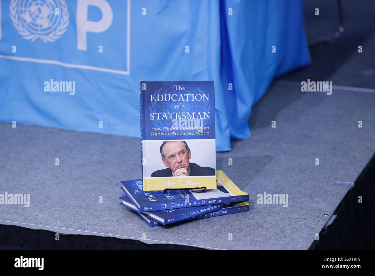 New York, USA. Februar 2025. NEW YORK, NEW YORK - 25. FEBRUAR 2025: John T. Shaw präsentiert sein neuestes Buch The Education of a Statesman: How Global Leaders Can Repair a Fractured World (Jan Eliasson) im Bookshop der Vereinten Nationen. Die Veranstaltung mit einer Live-Diskussion, moderiert von Robert Skinner, beschäftigte sich mit Diplomatie, Führung und internationalen Beziehungen. Das Publikum konnte sich auch über die Facebook-Seite der UN-Publikationen anmelden. (Foto: Luiz Rampelotto/EuropaNewswire/SIPA USA). Quelle: SIPA USA/Alamy Live News Stockfoto
