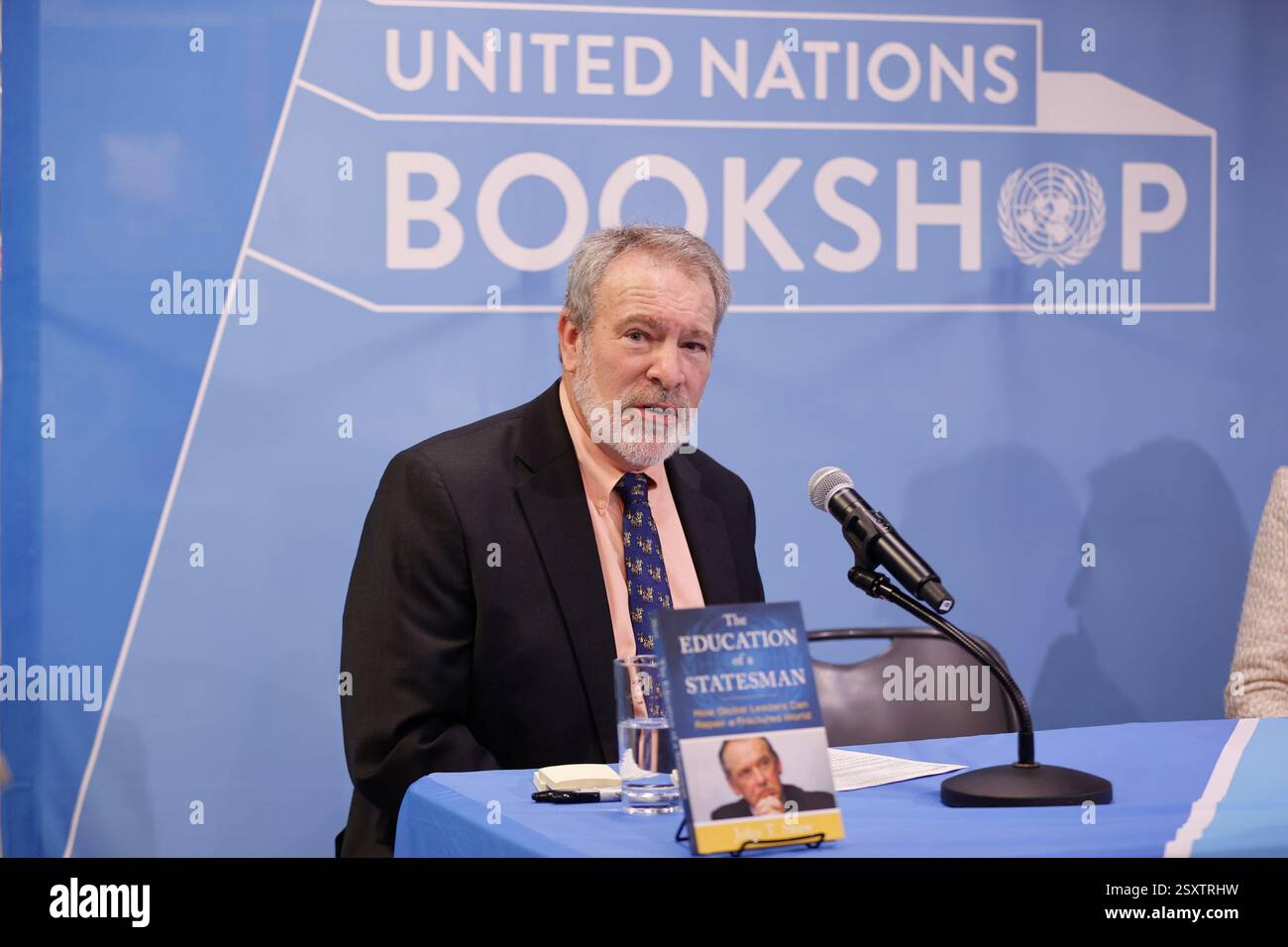 New York, USA. Februar 2025. NEW YORK, NEW YORK - 25. FEBRUAR 2025: John T. Shaw präsentiert sein neuestes Buch The Education of a Statesman: How Global Leaders Can Repair a Fractured World (Jan Eliasson) im Bookshop der Vereinten Nationen. Die Veranstaltung mit einer Live-Diskussion, moderiert von Robert Skinner, beschäftigte sich mit Diplomatie, Führung und internationalen Beziehungen. Das Publikum konnte sich auch über die Facebook-Seite der UN-Publikationen anmelden. (Foto: Luiz Rampelotto/EuropaNewswire/SIPA USA). Quelle: SIPA USA/Alamy Live News Stockfoto
