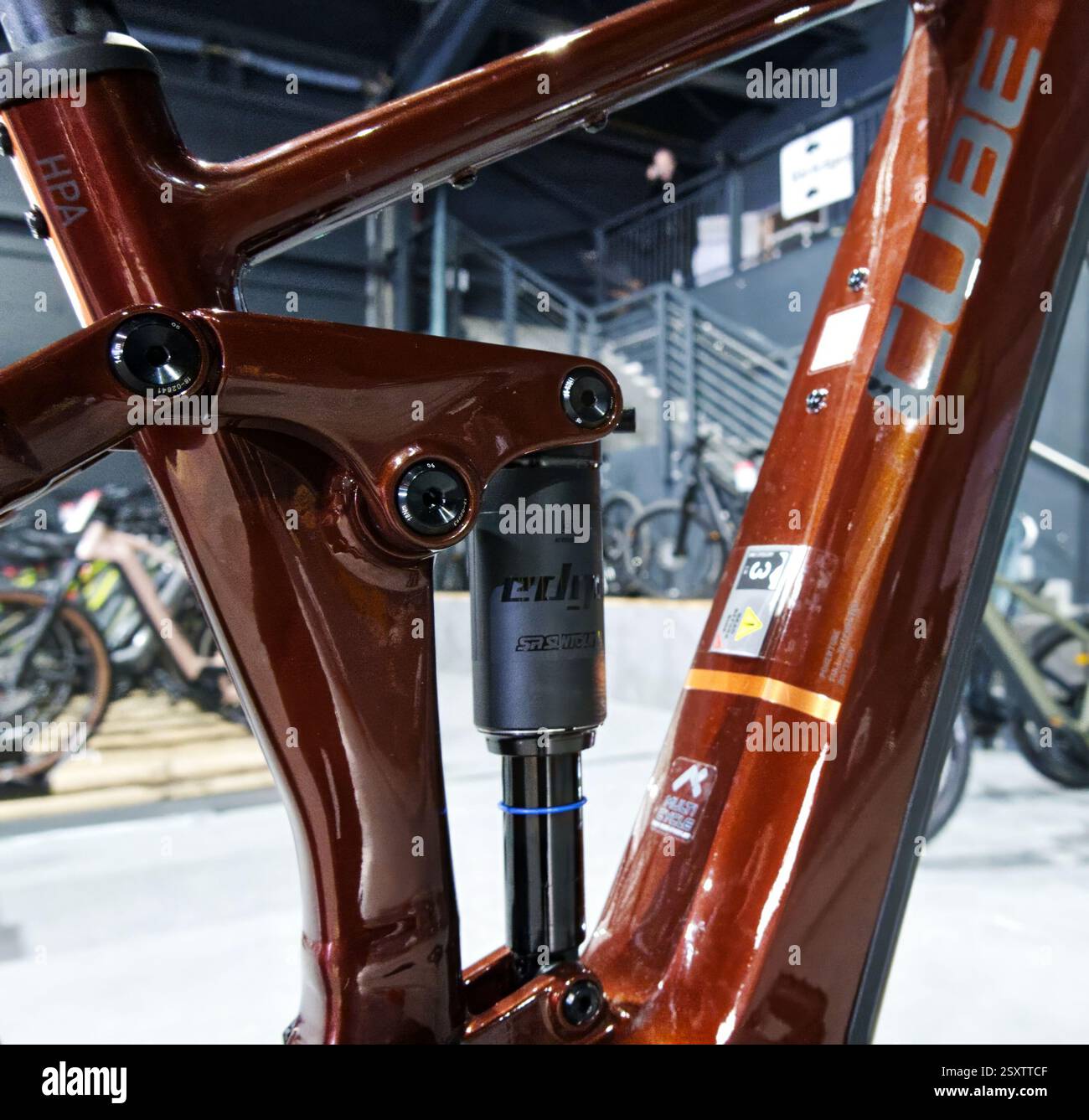Cube E-Bike, Nahaufnahme des Fahrradrahmens mit vertikal angeordnetem Stoßdämpfer in Braunschweig, Deutschland, 2025. Februar 23 Stockfoto