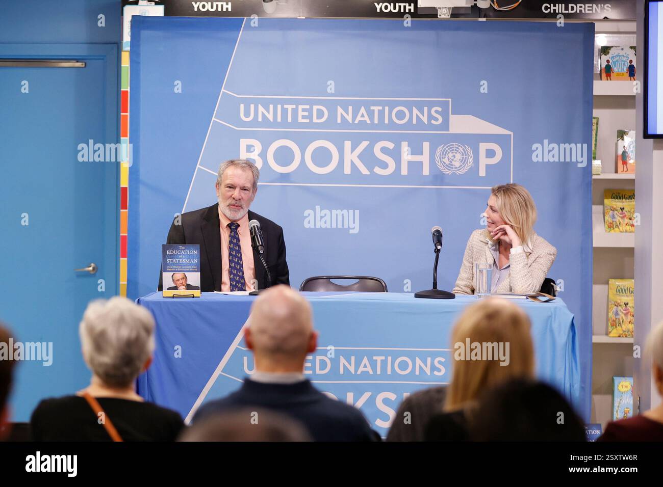 NEW YORK, NEW YORK - 25. FEBRUAR 2025: John T. Shaw präsentiert sein neuestes Buch The Education of a Statesman: How Global Leaders Can Repair a Fractured World (Jan Eliasson) im Bookshop der Vereinten Nationen. Die Veranstaltung mit einer Live-Diskussion, moderiert von Robert Skinner, beschäftigte sich mit Diplomatie, Führung und internationalen Beziehungen. Das Publikum konnte sich auch über die Facebook-Seite der UN-Publikationen anmelden. (Foto: Luiz Rampelotto/EuropaNewswire). Stockfoto