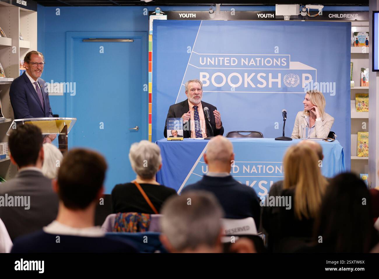 NEW YORK, NEW YORK - 25. FEBRUAR 2025: John T. Shaw präsentiert sein neuestes Buch The Education of a Statesman: How Global Leaders Can Repair a Fractured World (Jan Eliasson) im Bookshop der Vereinten Nationen. Die Veranstaltung mit einer Live-Diskussion, moderiert von Robert Skinner, beschäftigte sich mit Diplomatie, Führung und internationalen Beziehungen. Das Publikum konnte sich auch über die Facebook-Seite der UN-Publikationen anmelden. (Foto: Luiz Rampelotto/EuropaNewswire). Stockfoto