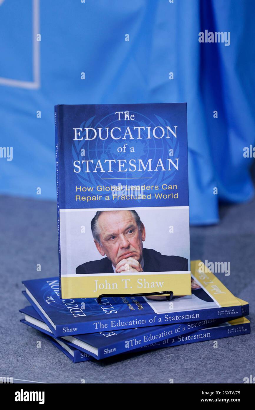 NEW YORK, NEW YORK - 25. FEBRUAR 2025: John T. Shaw präsentiert sein neuestes Buch The Education of a Statesman: How Global Leaders Can Repair a Fractured World (Jan Eliasson) im Bookshop der Vereinten Nationen. Die Veranstaltung mit einer Live-Diskussion, moderiert von Robert Skinner, beschäftigte sich mit Diplomatie, Führung und internationalen Beziehungen. Das Publikum konnte sich auch über die Facebook-Seite der UN-Publikationen anmelden. (Foto: Luiz Rampelotto/EuropaNewswire). Stockfoto