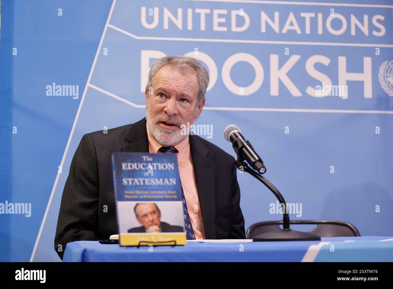 NEW YORK, NEW YORK - 25. FEBRUAR 2025: John T. Shaw präsentiert sein neuestes Buch The Education of a Statesman: How Global Leaders Can Repair a Fractured World (Jan Eliasson) im Bookshop der Vereinten Nationen. Die Veranstaltung mit einer Live-Diskussion, moderiert von Robert Skinner, beschäftigte sich mit Diplomatie, Führung und internationalen Beziehungen. Das Publikum konnte sich auch über die Facebook-Seite der UN-Publikationen anmelden. (Foto: Luiz Rampelotto/EuropaNewswire). Stockfoto