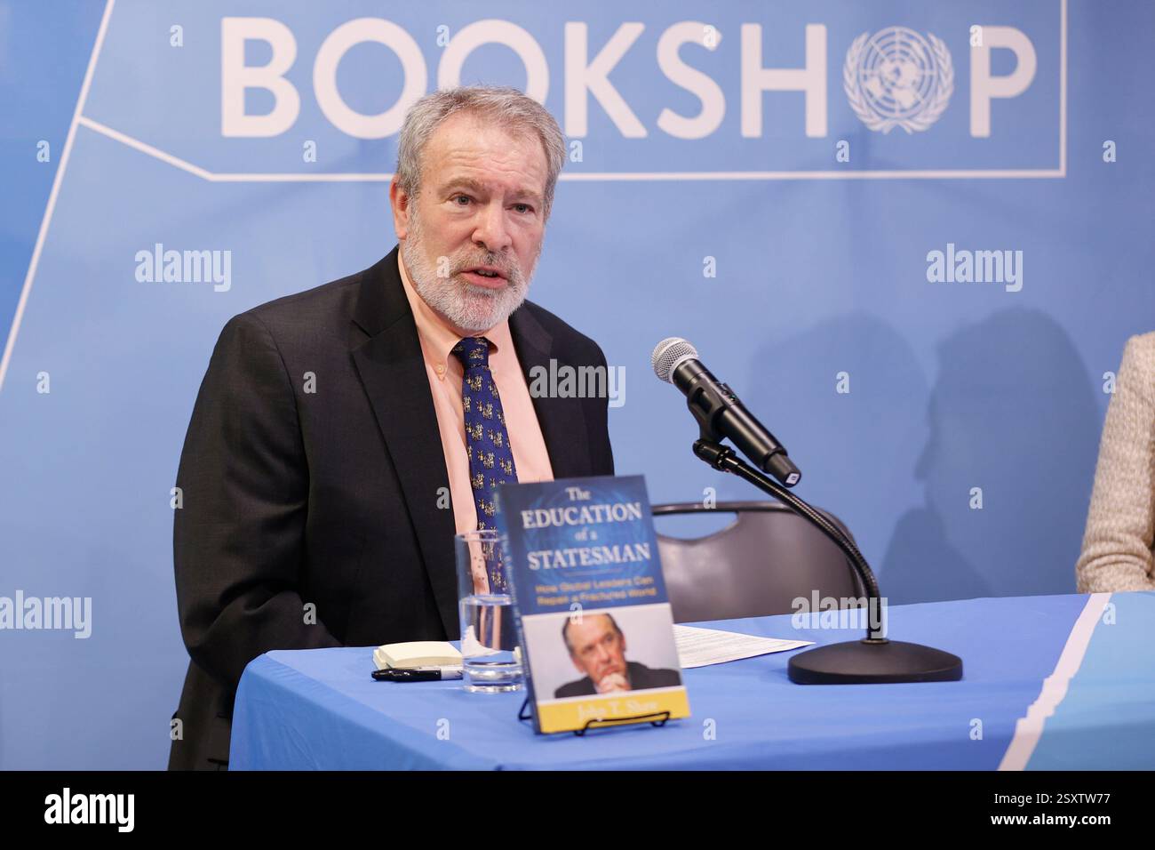 NEW YORK, NEW YORK - 25. FEBRUAR 2025: John T. Shaw präsentiert sein neuestes Buch The Education of a Statesman: How Global Leaders Can Repair a Fractured World (Jan Eliasson) im Bookshop der Vereinten Nationen. Die Veranstaltung mit einer Live-Diskussion, moderiert von Robert Skinner, beschäftigte sich mit Diplomatie, Führung und internationalen Beziehungen. Das Publikum konnte sich auch über die Facebook-Seite der UN-Publikationen anmelden. (Foto: Luiz Rampelotto/EuropaNewswire). Stockfoto