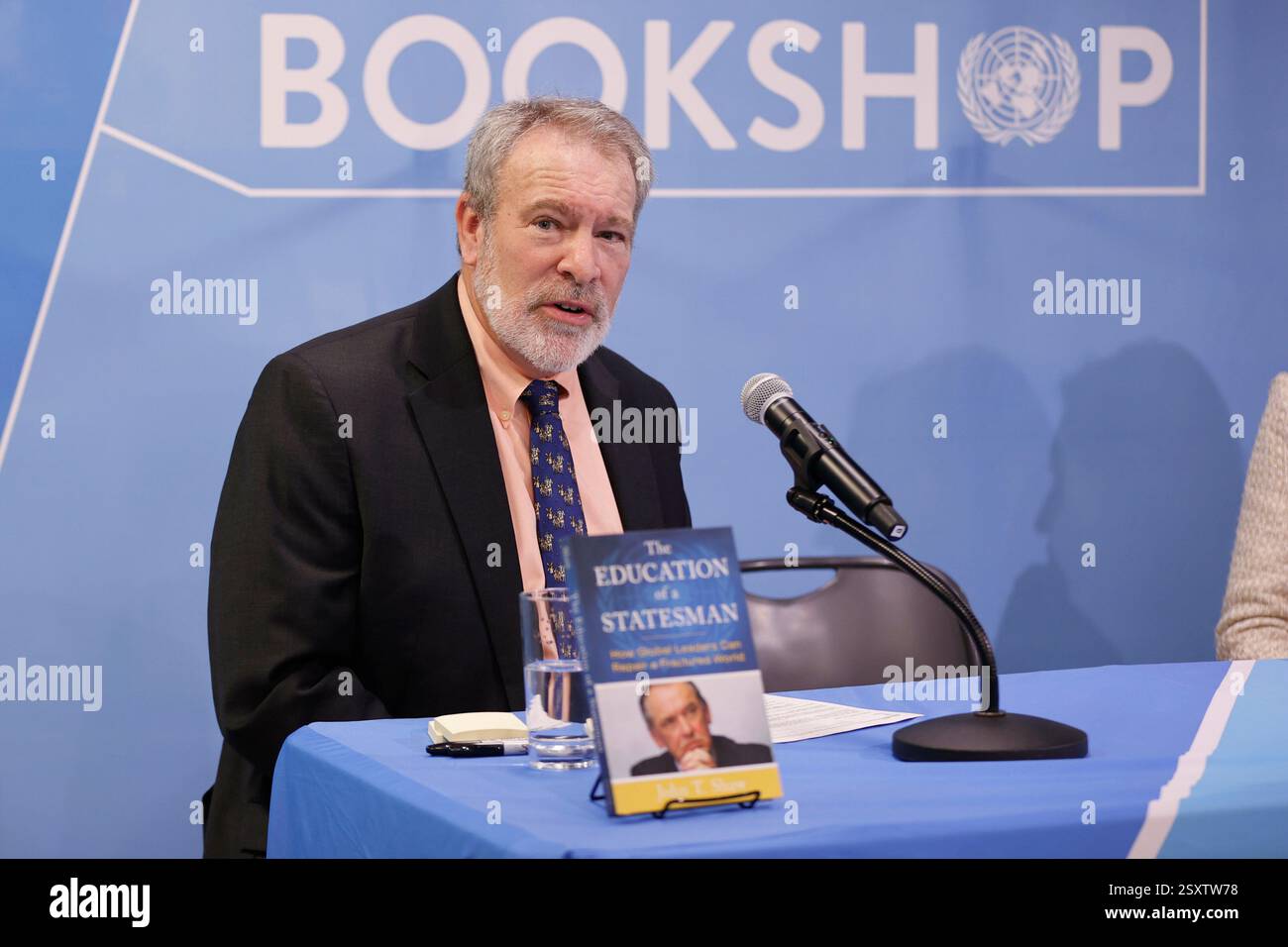 NEW YORK, NEW YORK - 25. FEBRUAR 2025: John T. Shaw präsentiert sein neuestes Buch The Education of a Statesman: How Global Leaders Can Repair a Fractured World (Jan Eliasson) im Bookshop der Vereinten Nationen. Die Veranstaltung mit einer Live-Diskussion, moderiert von Robert Skinner, beschäftigte sich mit Diplomatie, Führung und internationalen Beziehungen. Das Publikum konnte sich auch über die Facebook-Seite der UN-Publikationen anmelden. (Foto: Luiz Rampelotto/EuropaNewswire). Stockfoto