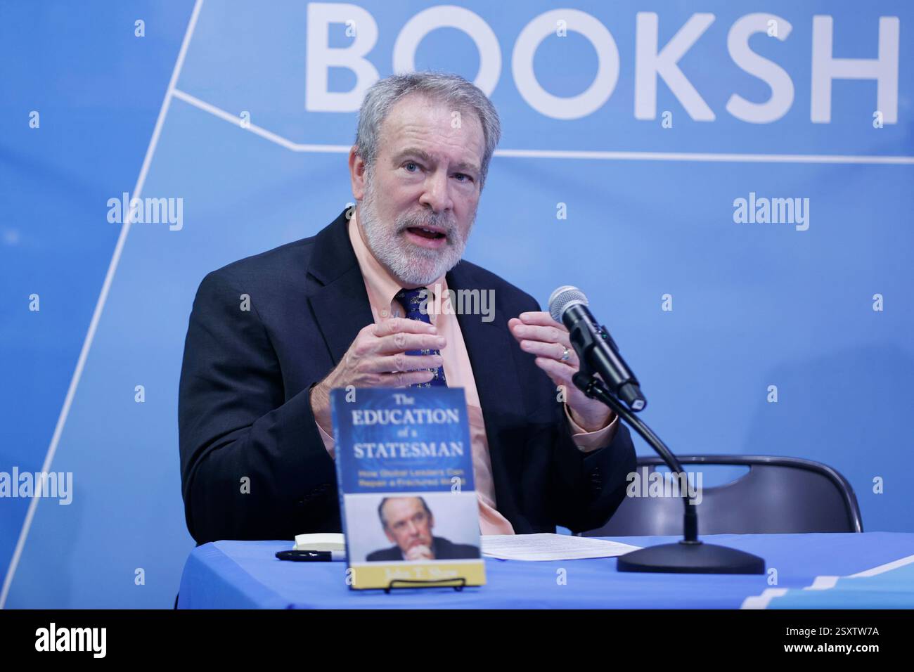 NEW YORK, NEW YORK - 25. FEBRUAR 2025: John T. Shaw präsentiert sein neuestes Buch The Education of a Statesman: How Global Leaders Can Repair a Fractured World (Jan Eliasson) im Bookshop der Vereinten Nationen. Die Veranstaltung mit einer Live-Diskussion, moderiert von Robert Skinner, beschäftigte sich mit Diplomatie, Führung und internationalen Beziehungen. Das Publikum konnte sich auch über die Facebook-Seite der UN-Publikationen anmelden. (Foto: Luiz Rampelotto/EuropaNewswire). Stockfoto