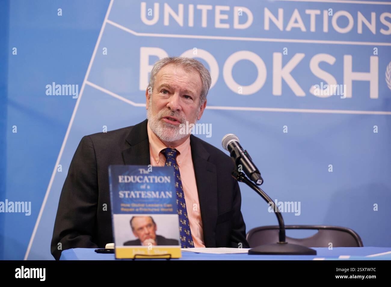 NEW YORK, NEW YORK - 25. FEBRUAR 2025: John T. Shaw präsentiert sein neuestes Buch The Education of a Statesman: How Global Leaders Can Repair a Fractured World (Jan Eliasson) im Bookshop der Vereinten Nationen. Die Veranstaltung mit einer Live-Diskussion, moderiert von Robert Skinner, beschäftigte sich mit Diplomatie, Führung und internationalen Beziehungen. Das Publikum konnte sich auch über die Facebook-Seite der UN-Publikationen anmelden. (Foto: Luiz Rampelotto/EuropaNewswire). Stockfoto