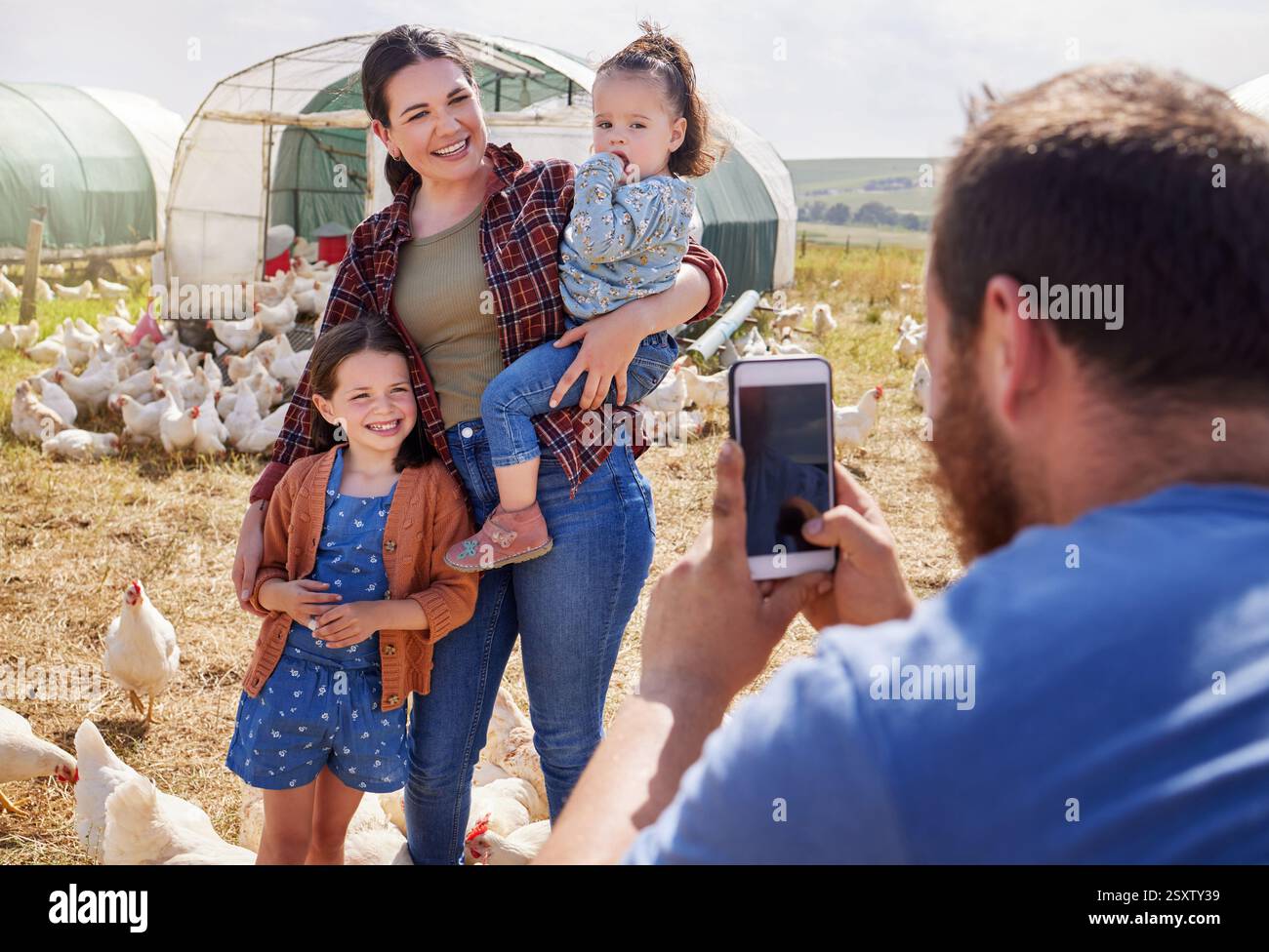 Bauernhof, Tiere und Foto von Eltern mit Kindern auf dem Feld für Nachhaltigkeit, Viehzucht und Geflügelproduktion. Landwirtschaft, Natur und Mutter, Vater und Stockfoto