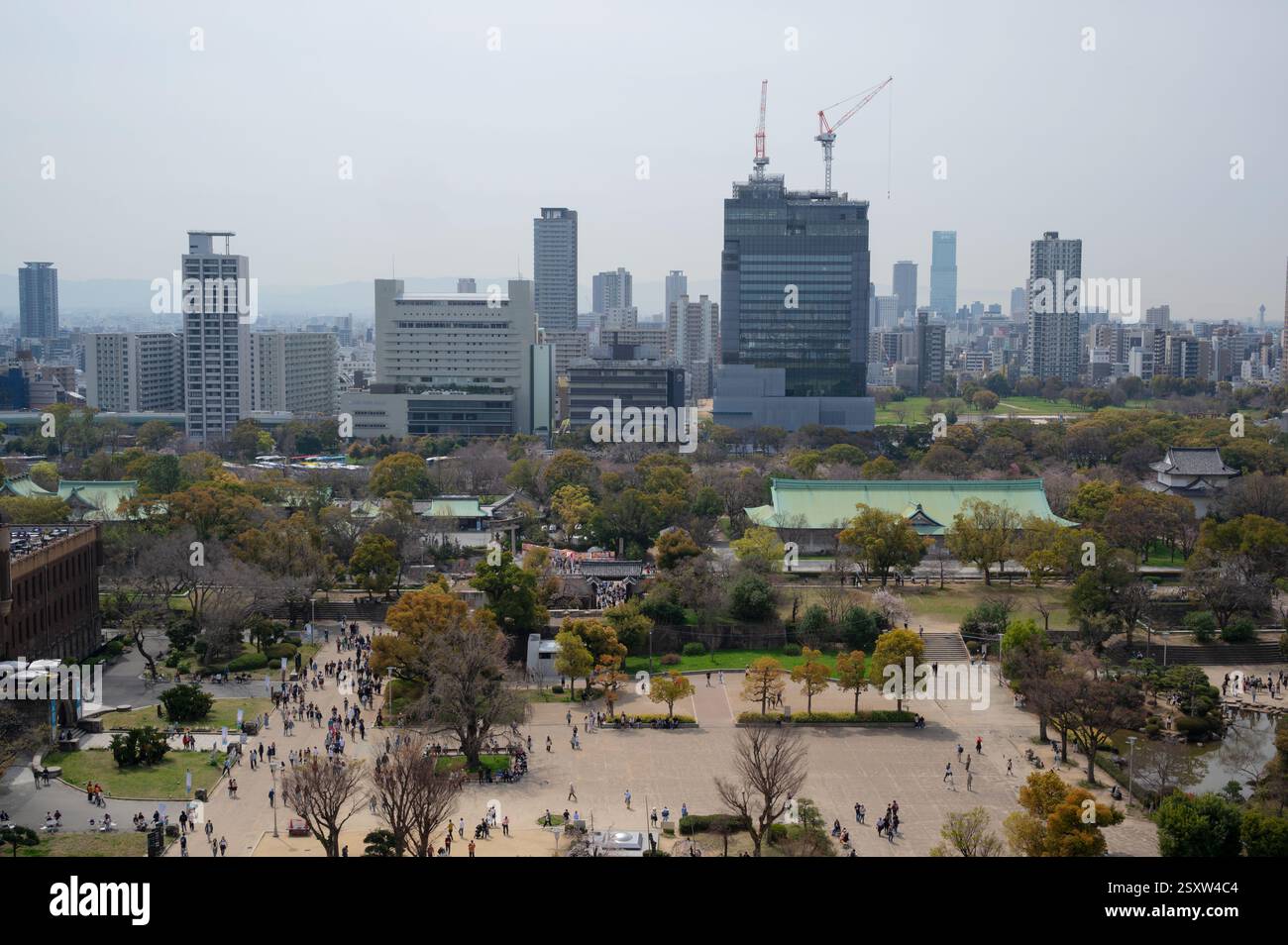 Blick auf die Wolkenkratzer in der Stadt Osaka von der Burg Osaka, einer japanischen Burg in Chūō-ku, Osaka, Japan. Stockfoto