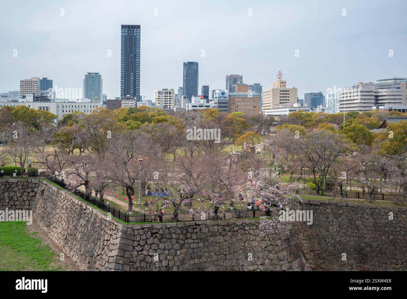 Blick auf die Wolkenkratzer in der Stadt Osaka von der Burg Osaka, einer japanischen Burg in Chūō-ku, Osaka, Japan. Stockfoto
