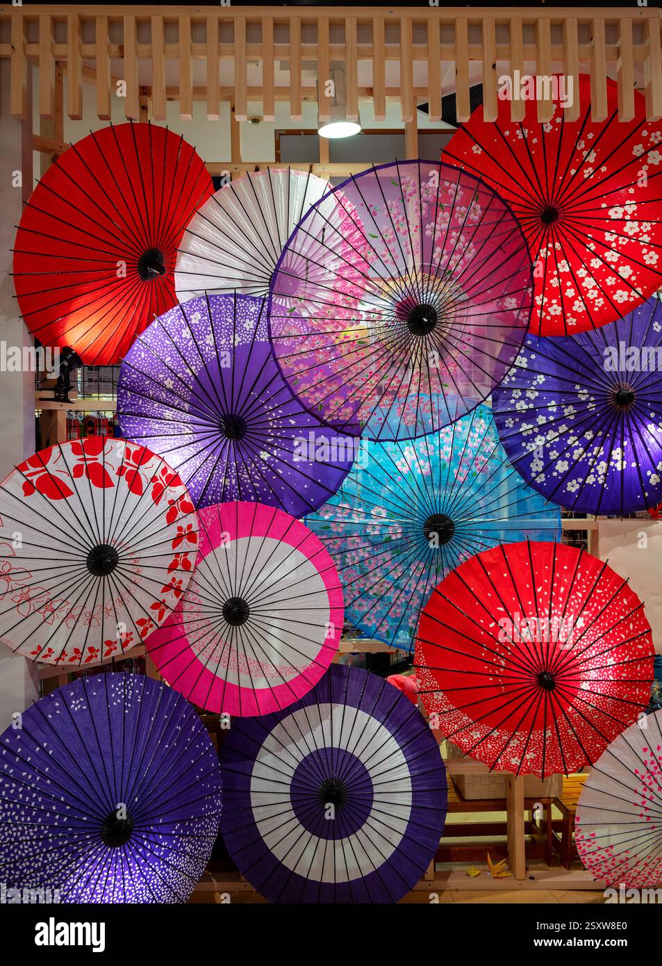 Bunte japanische Regenschirme in Osaka, Japan. Stockfoto