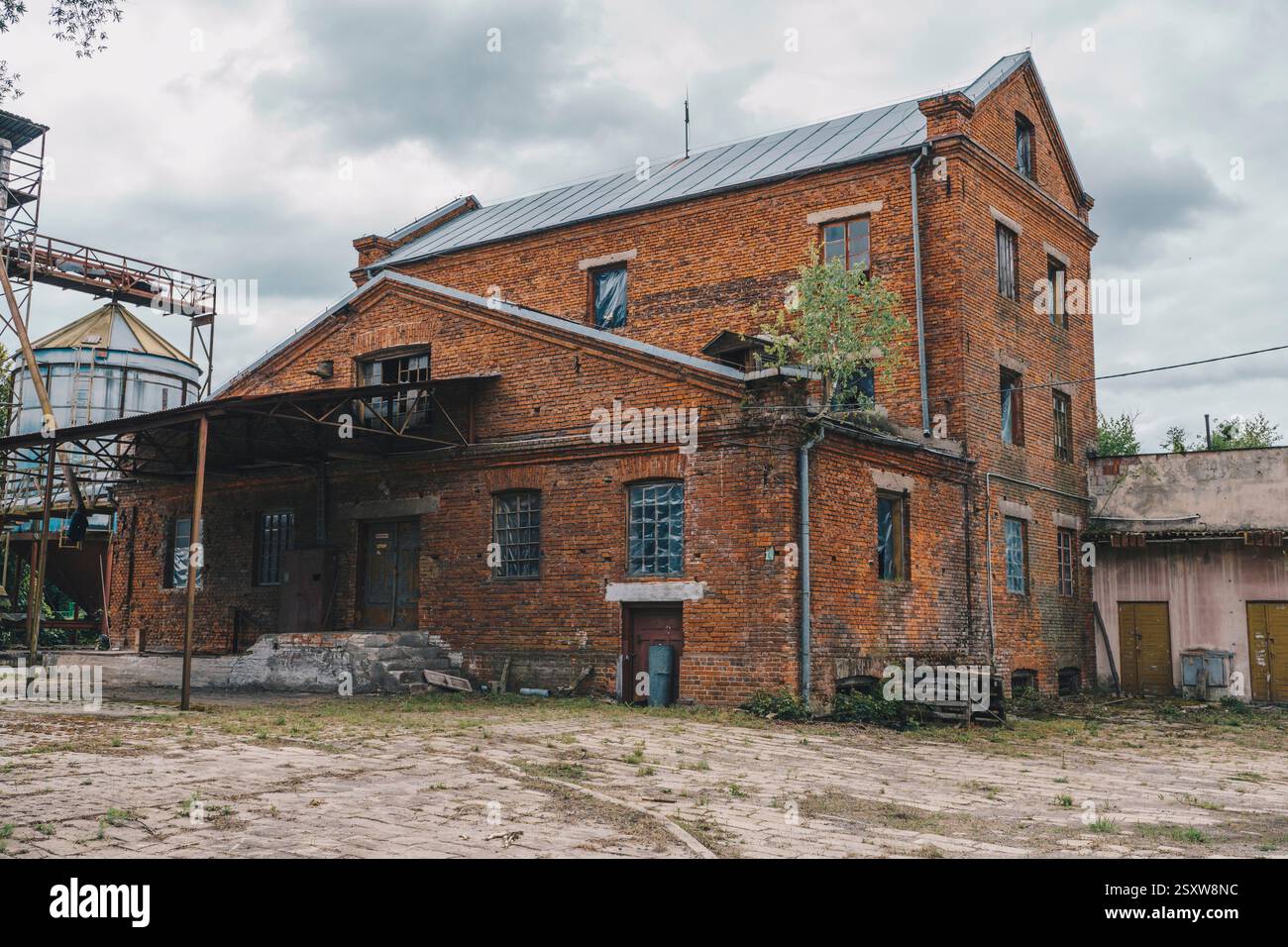 Altes verlassenes Backsteinlager oder kleine Fabrik Stockfoto