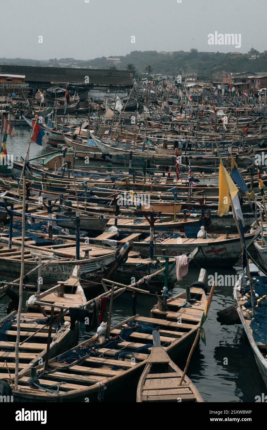 Die Fischerboote an der Küste von Elmina, Ghana, in der armen Gegend der westafrikanischen Stadt. Stockfoto