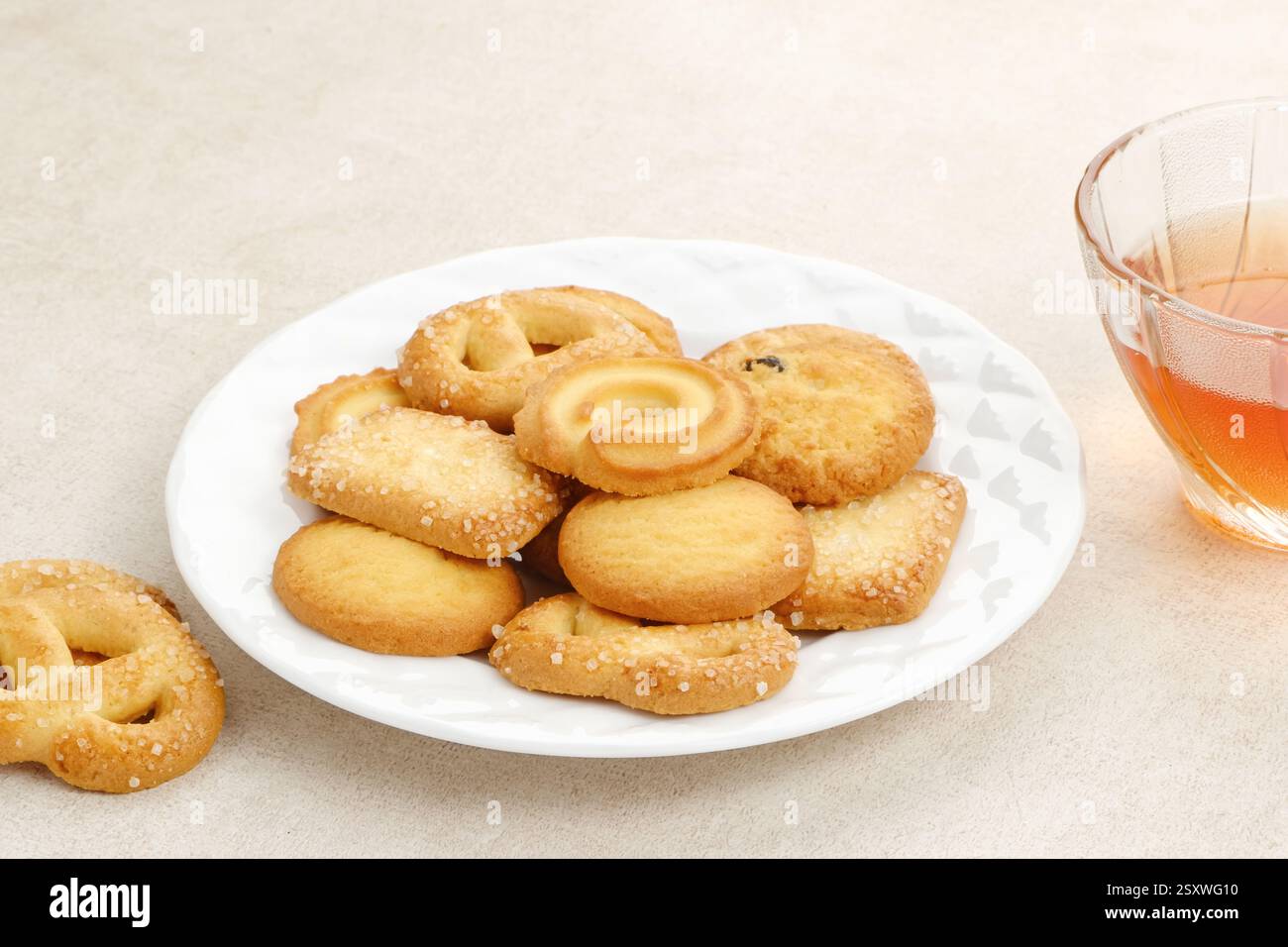 Verschiedene dänische Butterkekse, serviert auf einem weißen Teller. Stockfoto