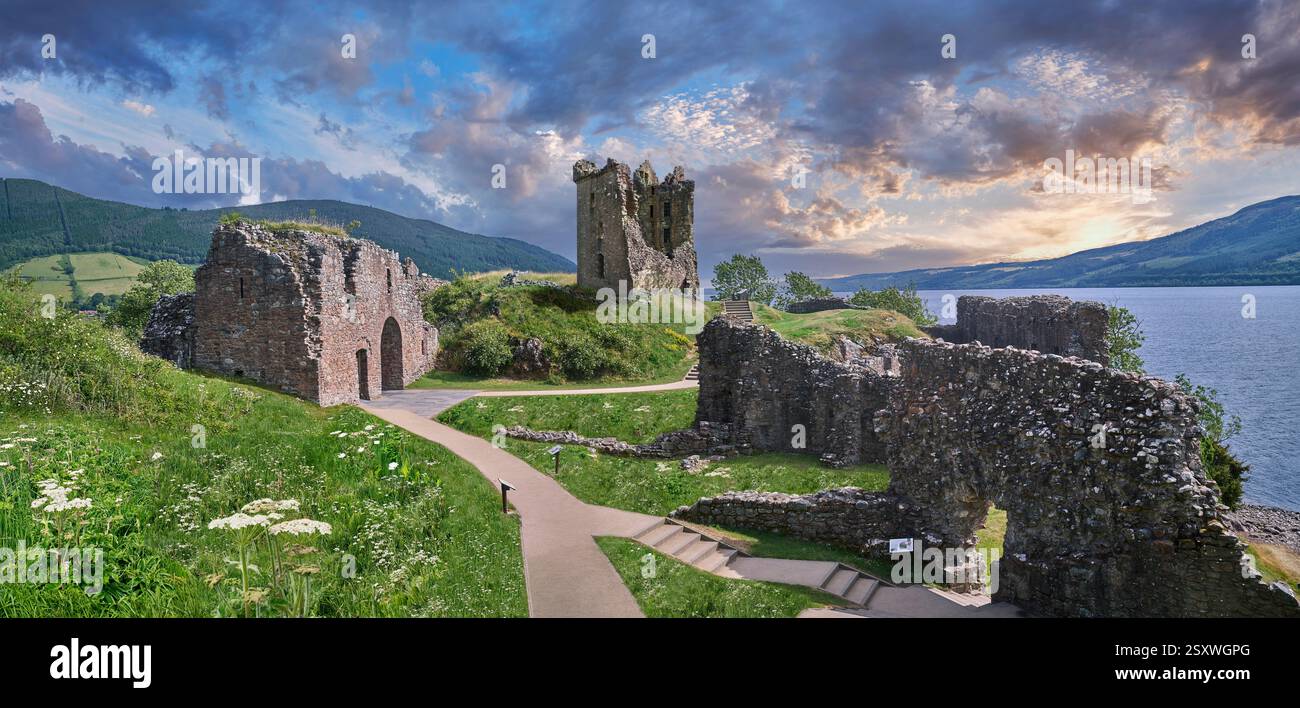 Malerische Ruinen der Urquhart Castle Ruinen aus dem 13. Jahrhundert, Loch Ness, Schottland. Die Burg, die auf einer Landzunge mit Blick auf Loch Ness liegt, ist eine von Stockfoto