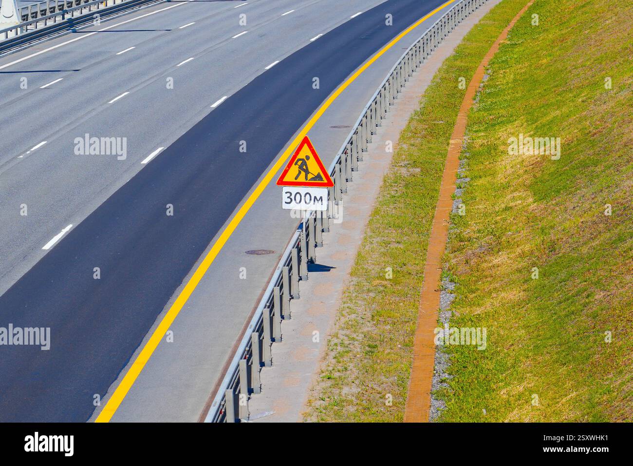 Straßenasphalt, Schnellstraße. Der Streckenabschnitt wird mit neuem Asphalt, Geschwindigkeitsbegrenzungsschildern und Straßenreparaturen repariert. Stockfoto