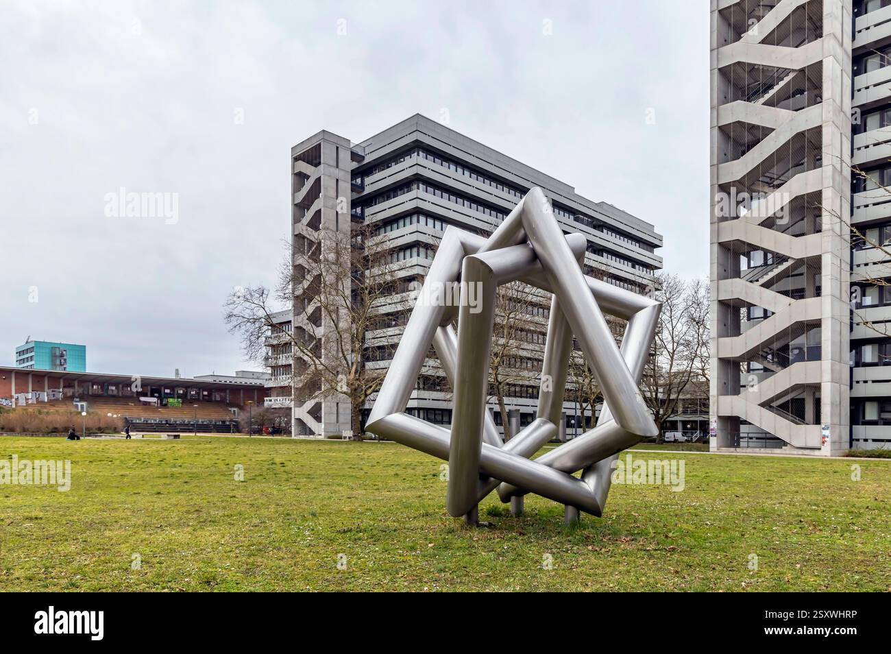 Institutsgebäude Fritz-Haber-Weg, Skulptur Jens Wittenburg Triade. Karlsruher Institut für Technologie. Größte deutsche Forschungseinrichtung mit mehr als 10,000 Mitarbeitern und einem Jahresbudget von 1,2 Milliarden Euro. Universität Karlsruhe. // 24.02.2025: Karlsruhe, Baden-Württemberg, Deutschland, Europa *** Institutsgebäude Fritz Haber Weg, Skulptur Jens Wittenburg Triad Karlsruhe Institut für Technologie größte deutsche Forschungseinrichtung mit mehr als 10.000 Mitarbeitern und einem Jahresbudget von 1,2 Milliarden Euro Universität Karlsruhe 24 02 2025 Karlsruhe, Baden Württemberg, Deutschland, Stockfoto