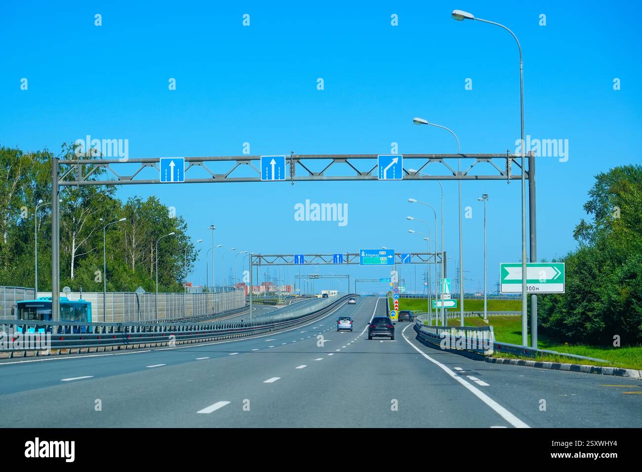 Sehen Sie den breiten Streifen der Hochgeschwindigkeitsstraße auf dem Land, die mautpflichtige Straße ist geräumig und leer. Stockfoto