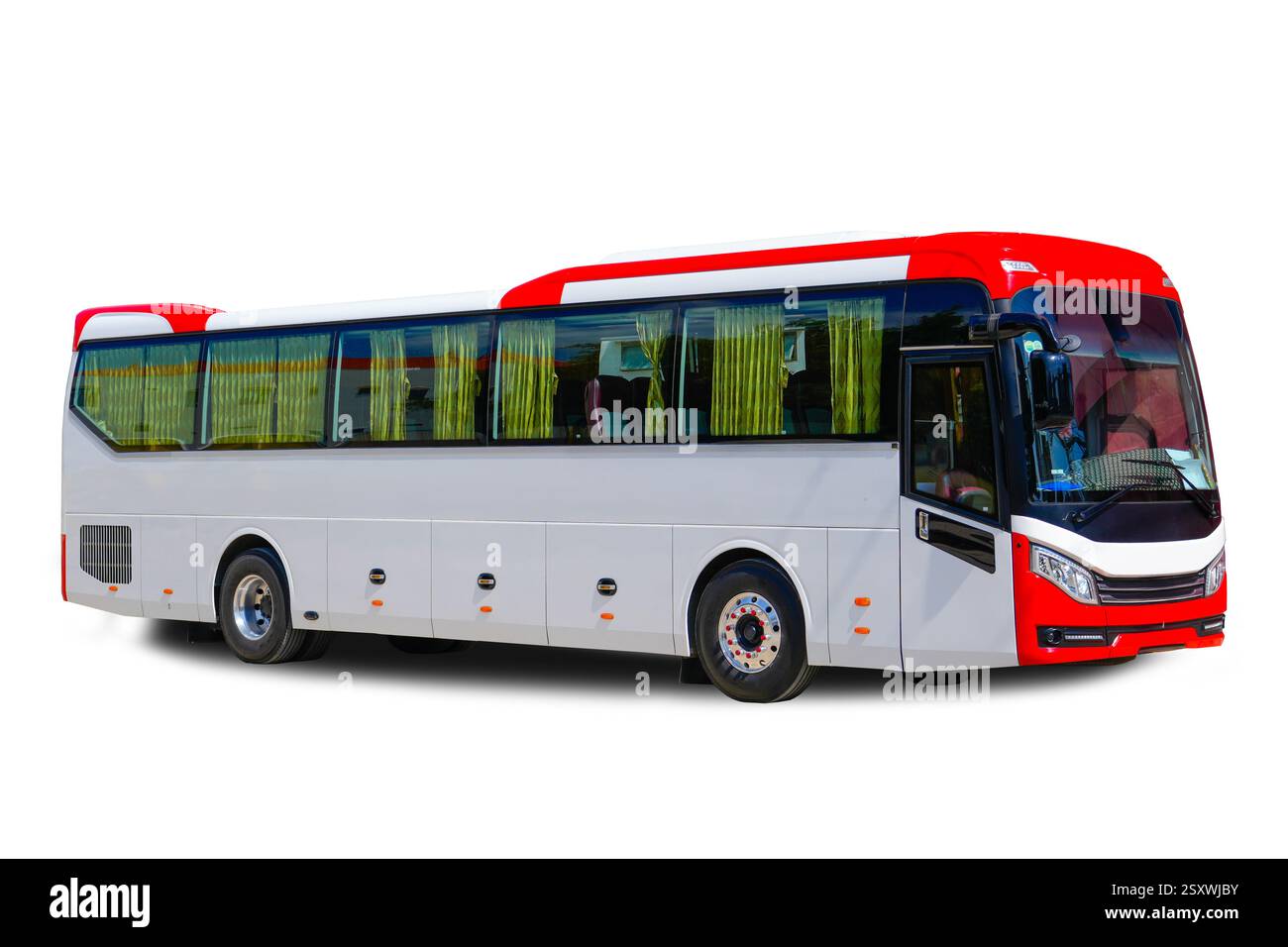 Komfortabler Touristenbus, internationaler Personenverkehr. Seitenansicht des weißen Personenbusses, isoliert auf weißem Hintergrund Stockfoto