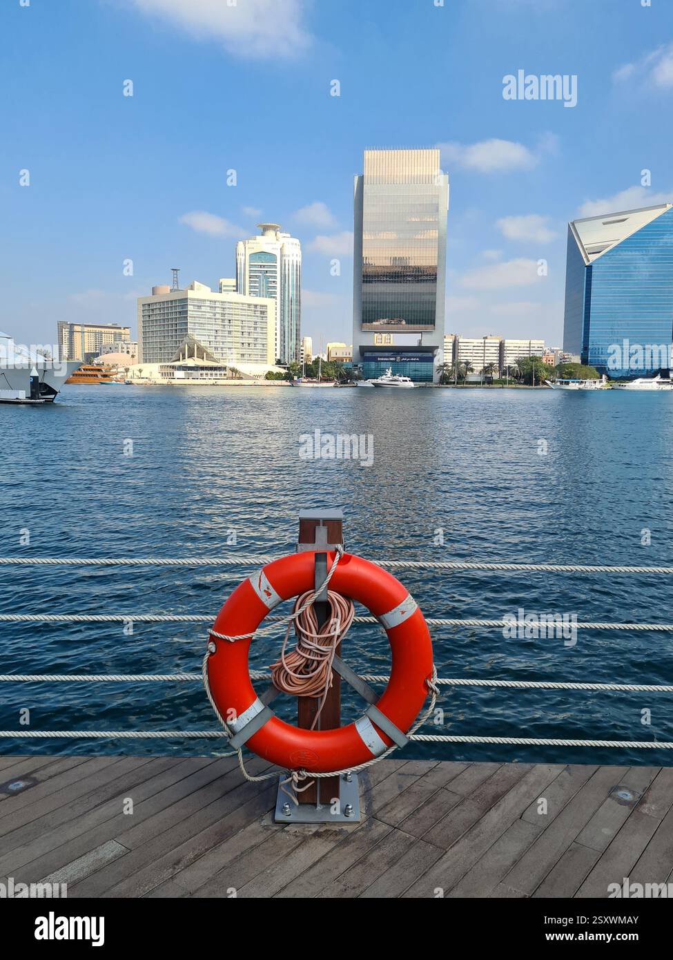 Portraitansicht der Stadtlandschaft Waterfront View mit Lifebuoy vorne - Smartphone-aufgenommenes Stockfoto