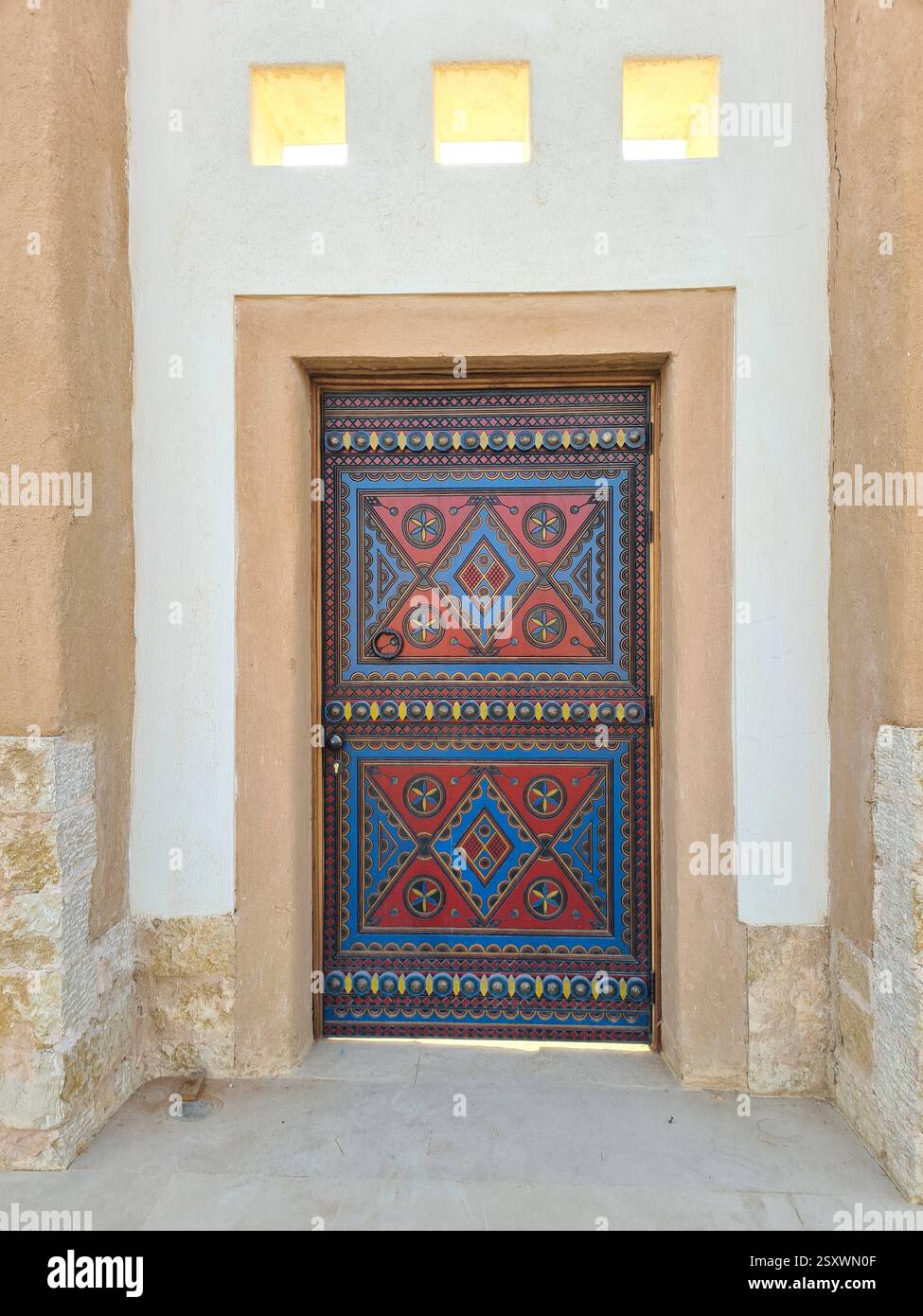 Vertikale Nahaufnahme einer traditionellen kunstvoll bemalten Tür in Riad, Saudi-Arabien - Smartphone-aufgenommenes Stockfoto