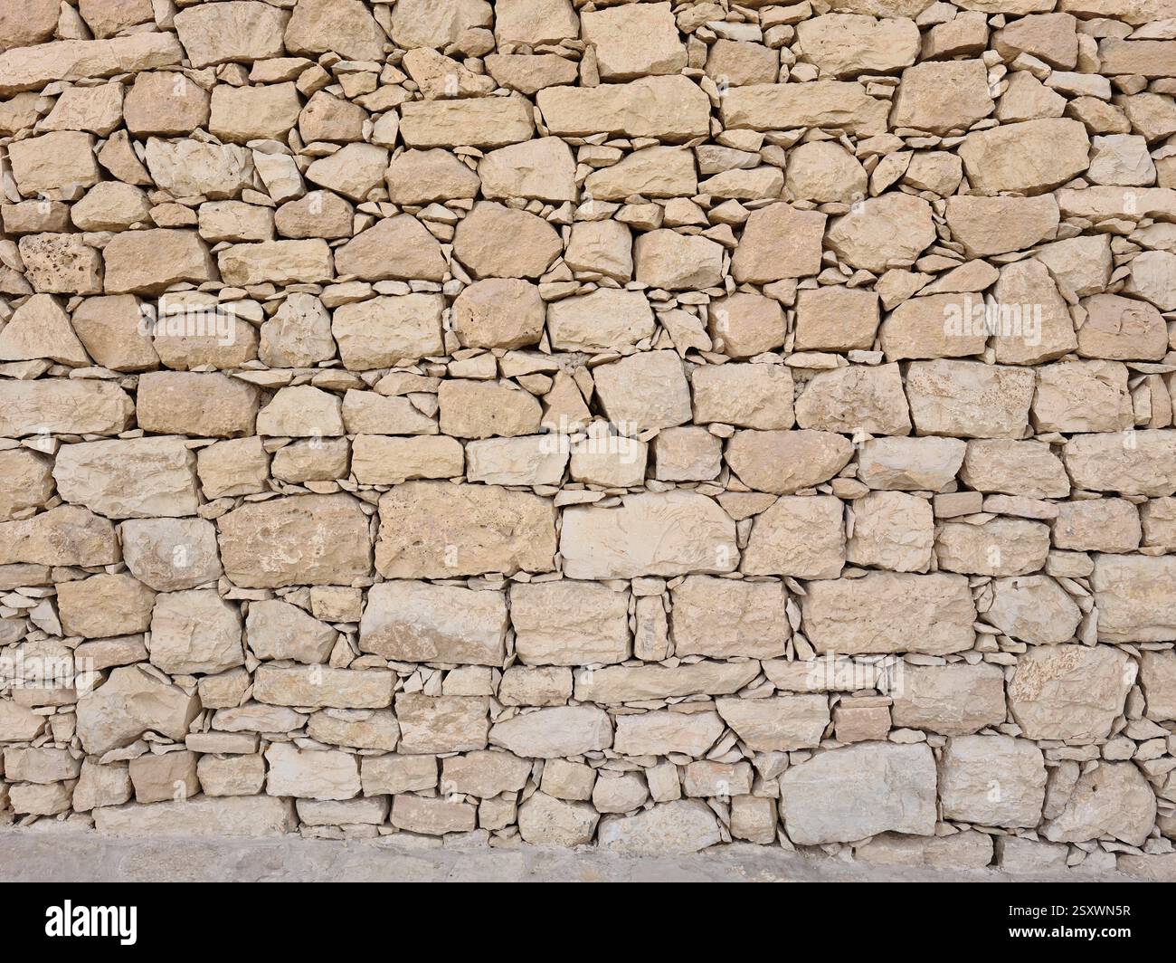Nahaufnahme einer beige Kalksteinmauer in Riad, Saudi-Arabien - Smartphone-aufgenommenes Stockfoto