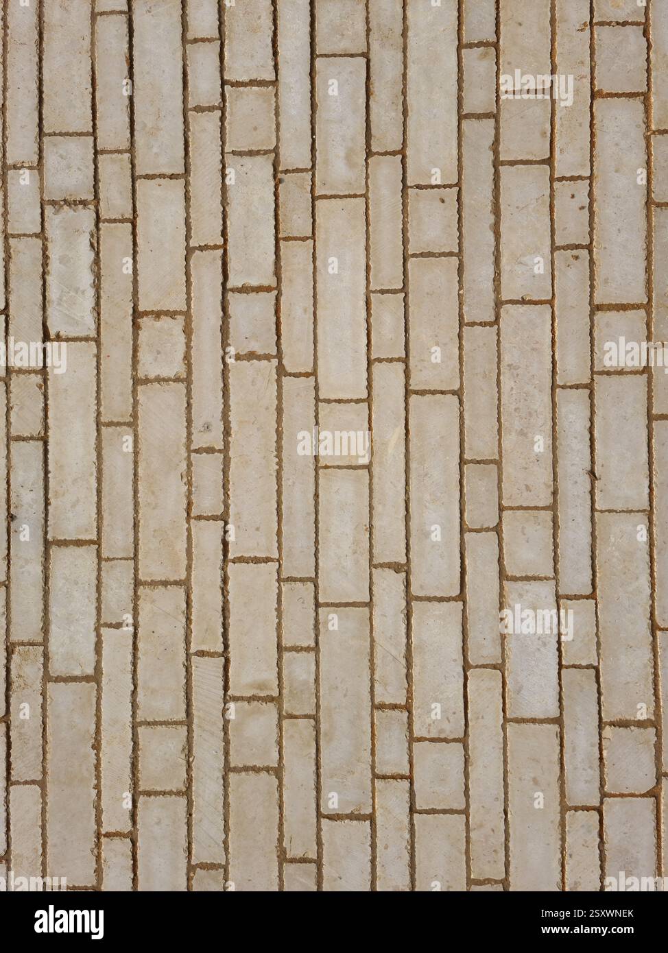 Von oben nach unten, Nahaufnahme des Beige Lime Stone Brick Pflasters in Saudi Arabien - Smartphone-aufgenommenes Stockfoto