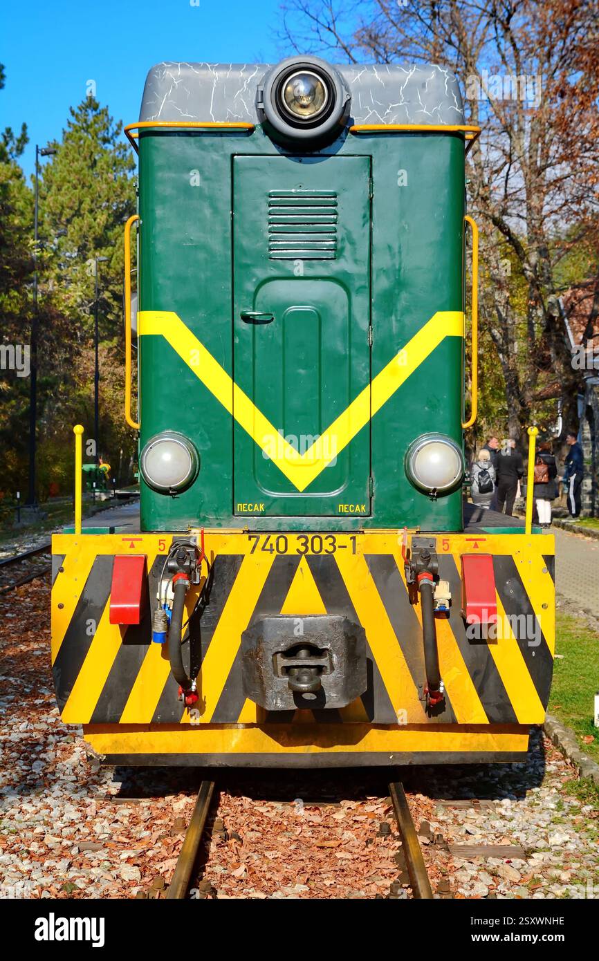 Vorderansicht der Diesellokomotive isoliert auf weiß Stockfoto