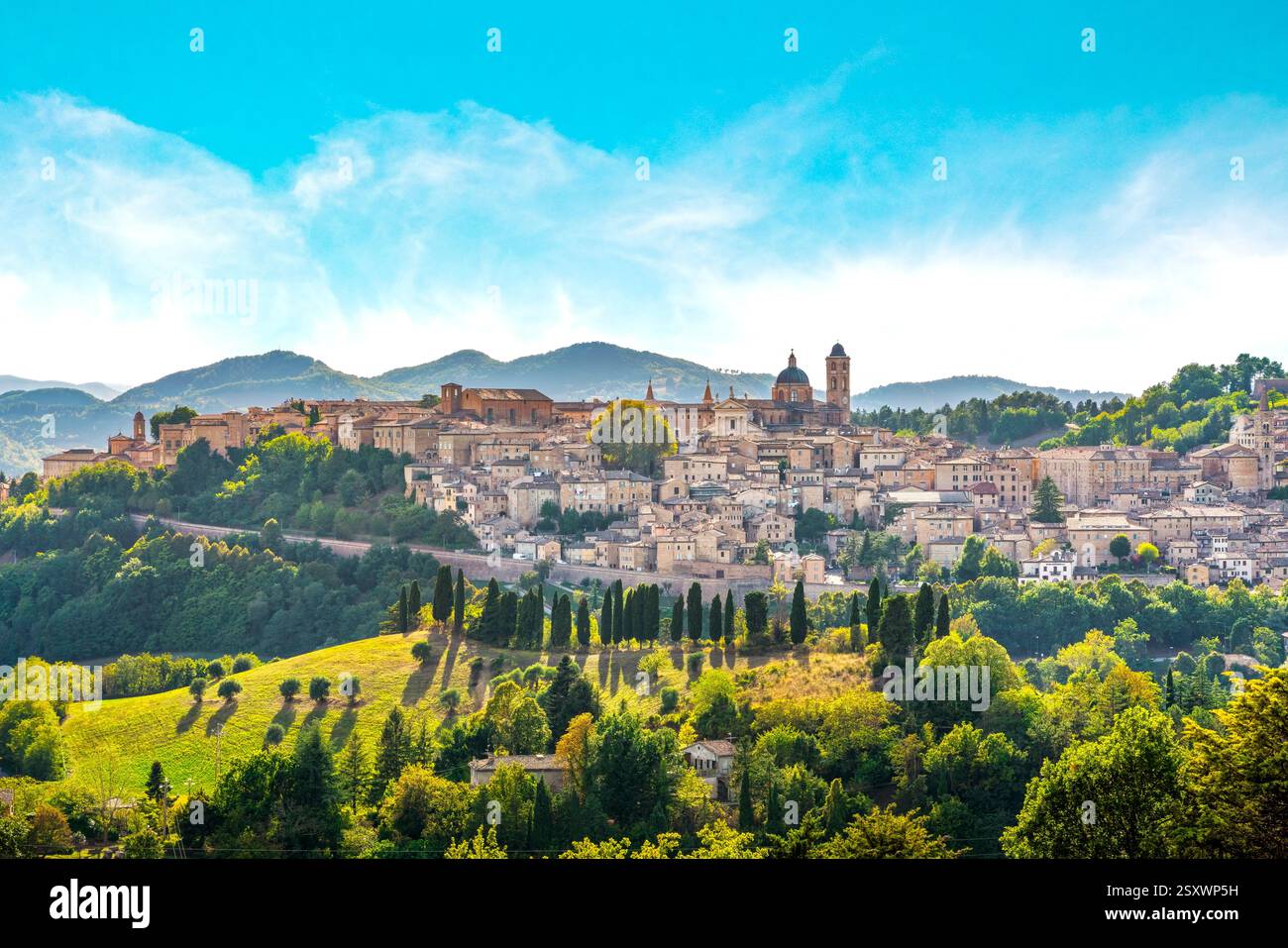 Die Skyline der Stadt Urbino und die umliegende Landschaft an einem klaren Tag im Herbst. Region Marken, Italien, Europa Stockfoto