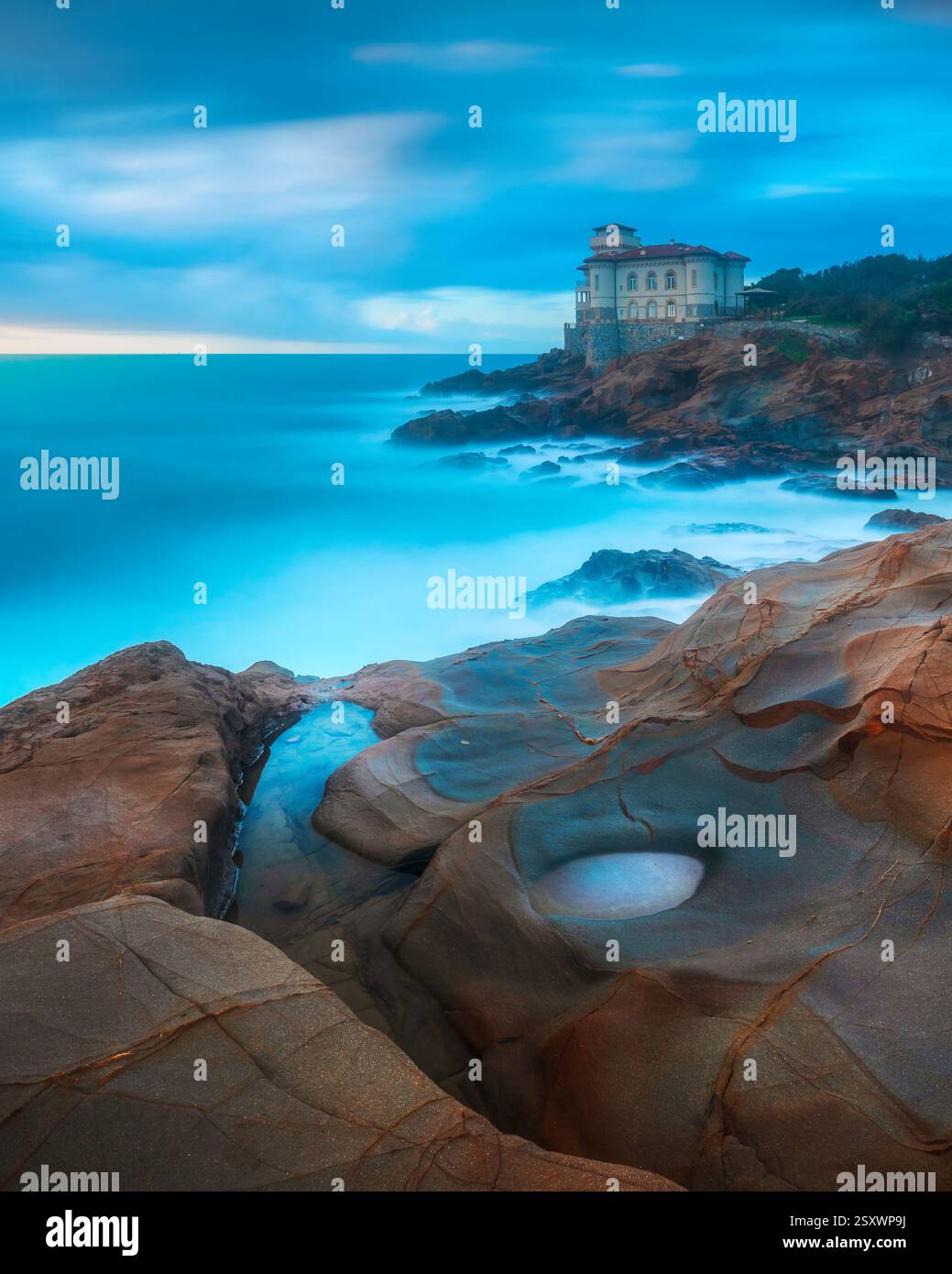 Boccale Castle und die Sandsteinfelsen von Romito während eines Sturms bei Sonnenuntergang. Aufnahmen mit langer Belichtung. Livorno, Toskana, Italien, Europa Stockfoto