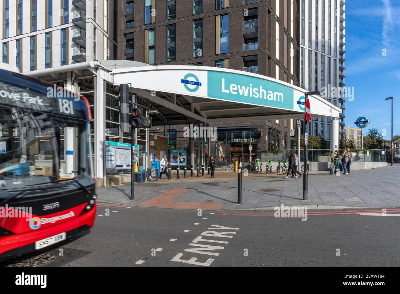 Ein roter Eindecker-Bus 181 zum Grove Park, vorbei an der Lewisham Docklands Light Railway - DLR-Station. Lewisham ist das Ende der Linie. Stockfoto
