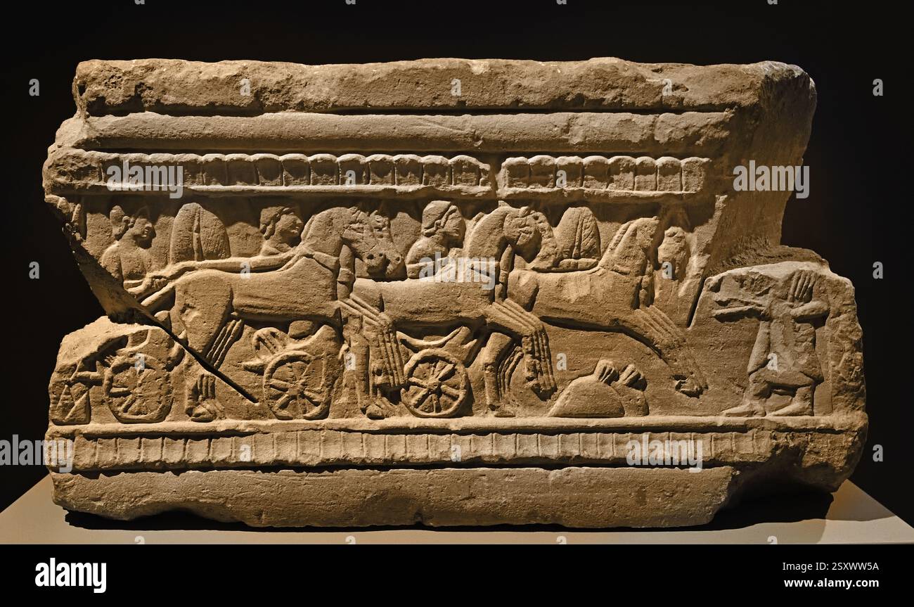 Fundament eines etruskischen Grabdenkmals Clusium 480 v. Chr. Etruskisches Museum, Italien, ( Kunstmuseum Budapest ) Neben Athleten, die an Wagen- und Laufrennen teilnehmen, Ringen und Boxen, sind auch Diskuswerfer und Speerwerfer anwesend ( im 6. Jahrhundert v. Chr. entwickelten lokale Werkstätten in Klausen, einem der größten Zentren archaischer etruskischer Kunst, eine einzigartige künstlerische Form für die Schaffung von Grabdenkmälern ). Stockfoto