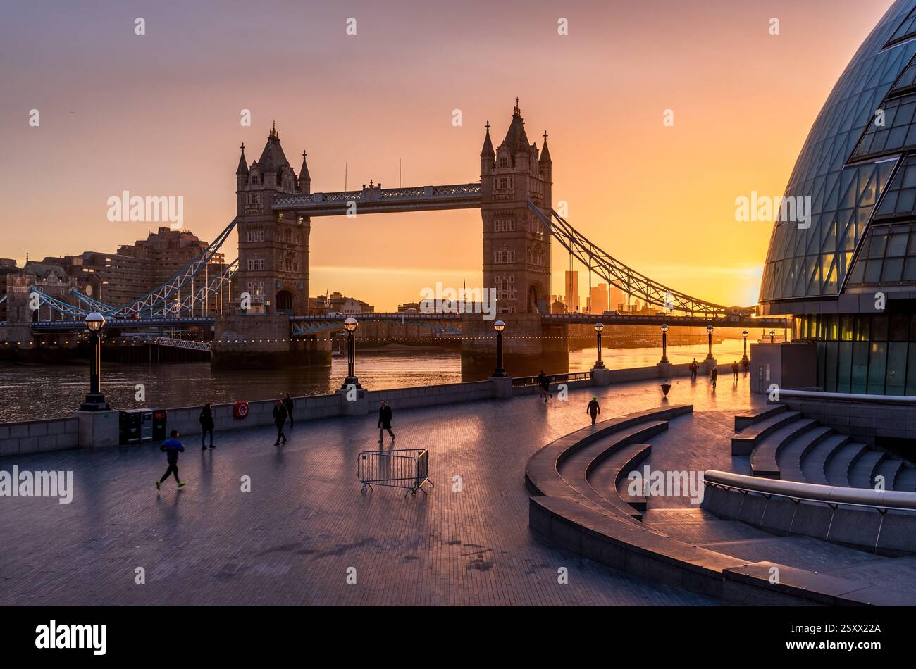 London, England, Vereinigtes Königreich - 26. Februar 2025: Tower Bridge in London bei Sonnenaufgang mit goldenem Licht, das auf den modernen geschwungenen Stufen reflektiert Stockfoto