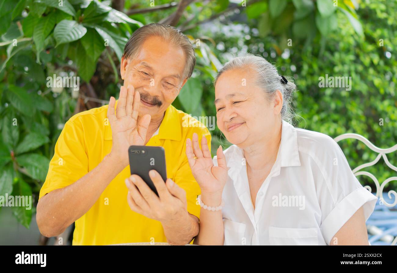 Senioren nutzen das Telefon, das Spaß hat und den Bildschirm für Videoanrufe mit der Familie ansieht. Freizeit- und Freizeitkonzept Stockfoto