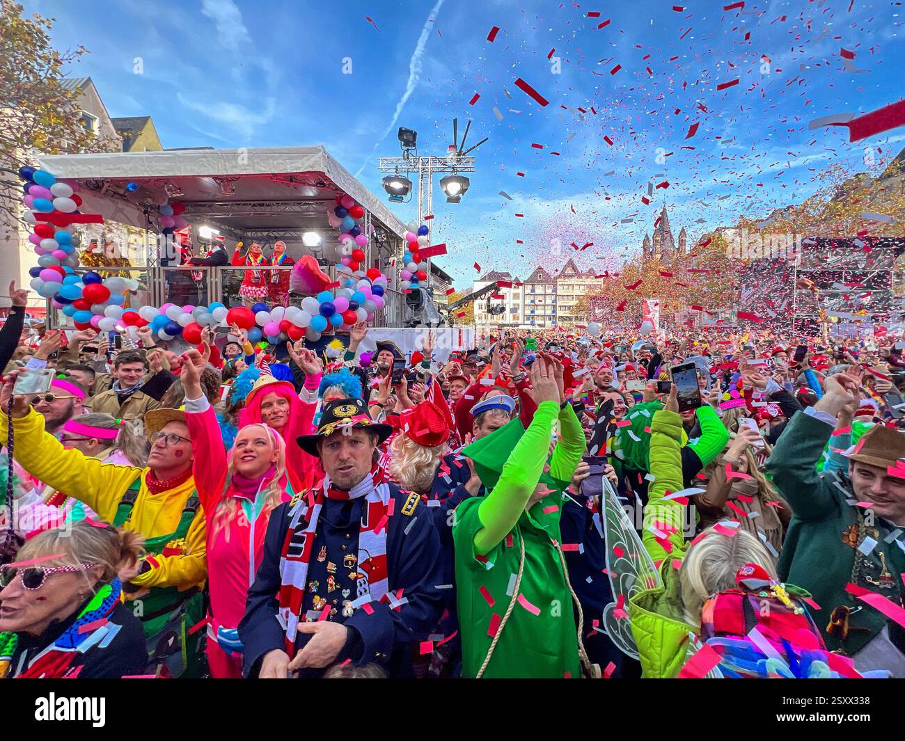 Köln, Deutschland, Europa, Karneval, Rosenmontag, Fastnacht, Feier, Konfetti, Menschenmenge, bunte Kostüme, Party, Straßenfest, Brauchtum, Tradition, Freude, Ausgelassenheit, Jecken, Feierlaune, Kultur, Straßenkarneval, Kamelle, Alaaf, Symbolfoto, gesellschaftliches Miteinander, Großveranstaltung, Umzug, Humor, Kölner Karneval, Rheinische Tradition, Feierkultur, Volksfest, Sicherheitslage, Terrorwarnung, Islamischer Staat, Polizeipräsenz, Anschlagsdrohung, Kostümhinweise, politischer Motivwagen, Satire, Meinungsfreiheit, religiöse Symbole, Kritik der Kirche, Ukraine-Krieg, Donald Trump, Ampel-K Stockfoto
