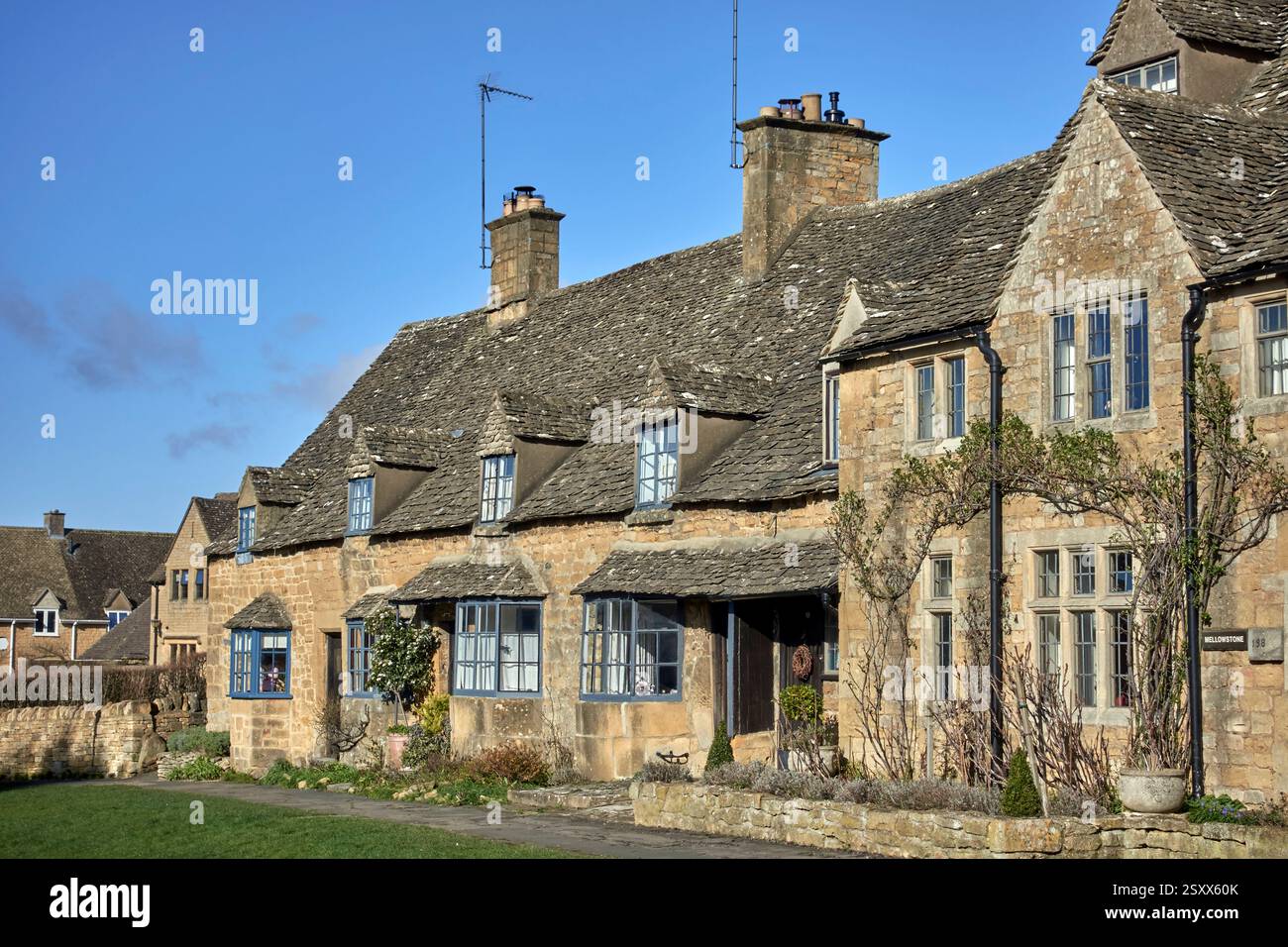 Broadway Cotswolds Häuser. Malerische Linie von denkmalgeschützten und erhaltenen Cotswold Steinhäusern in der englischen Stadt Broadway Cotswolds England Großbritannien Stockfoto