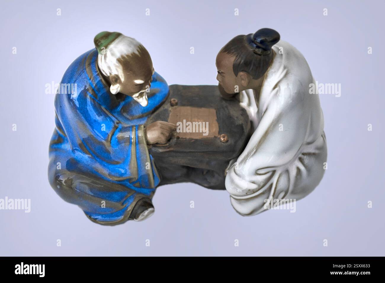 Chinesische Figur von zwei Männern, die ein Brettspiel spielen Stockfoto