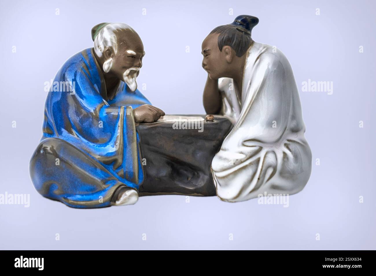 Chinesische Figur von zwei Männern, die ein Brettspiel spielen Stockfoto