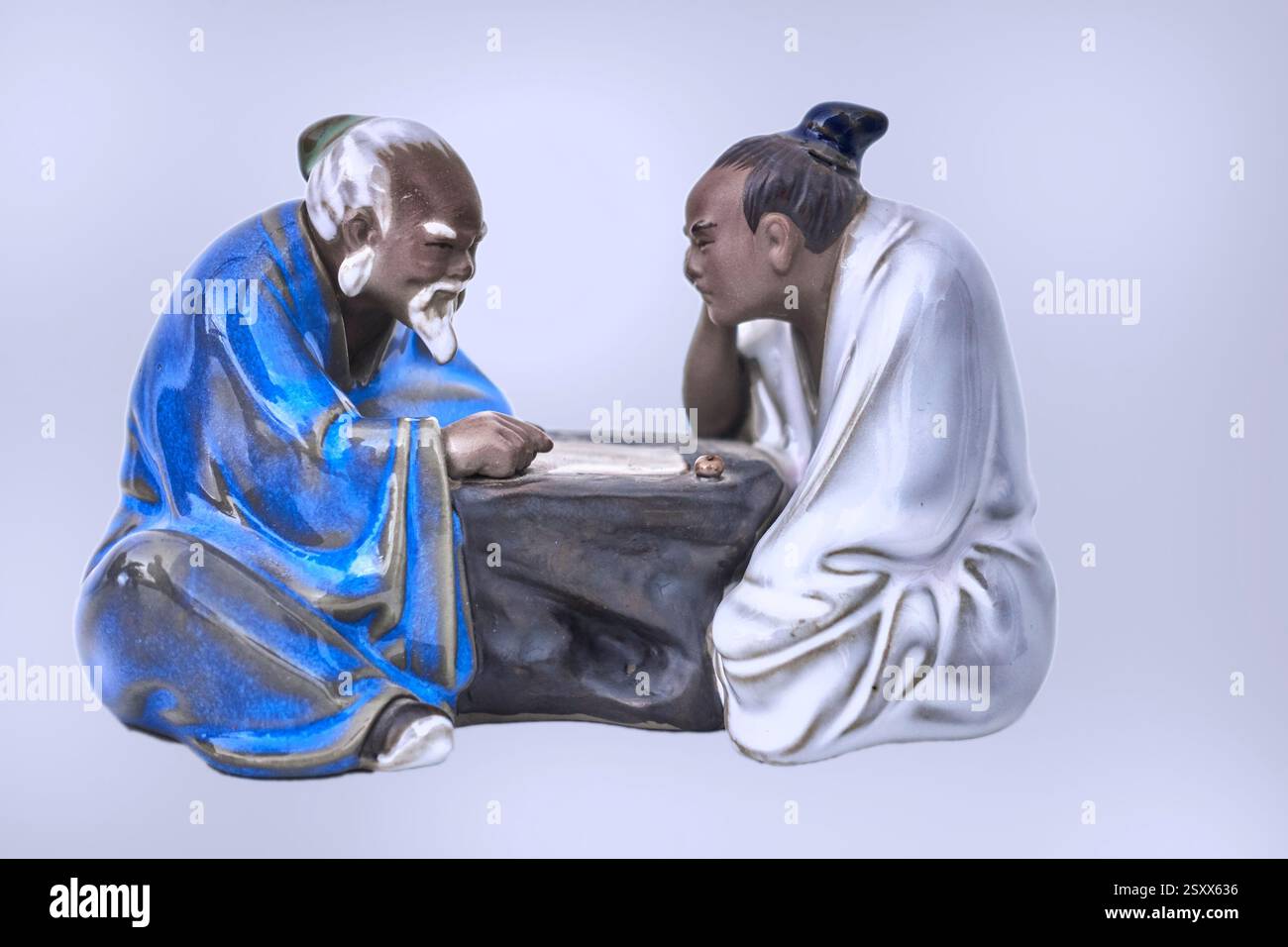 Chinesische Figur von zwei Männern, die ein Brettspiel spielen Stockfoto
