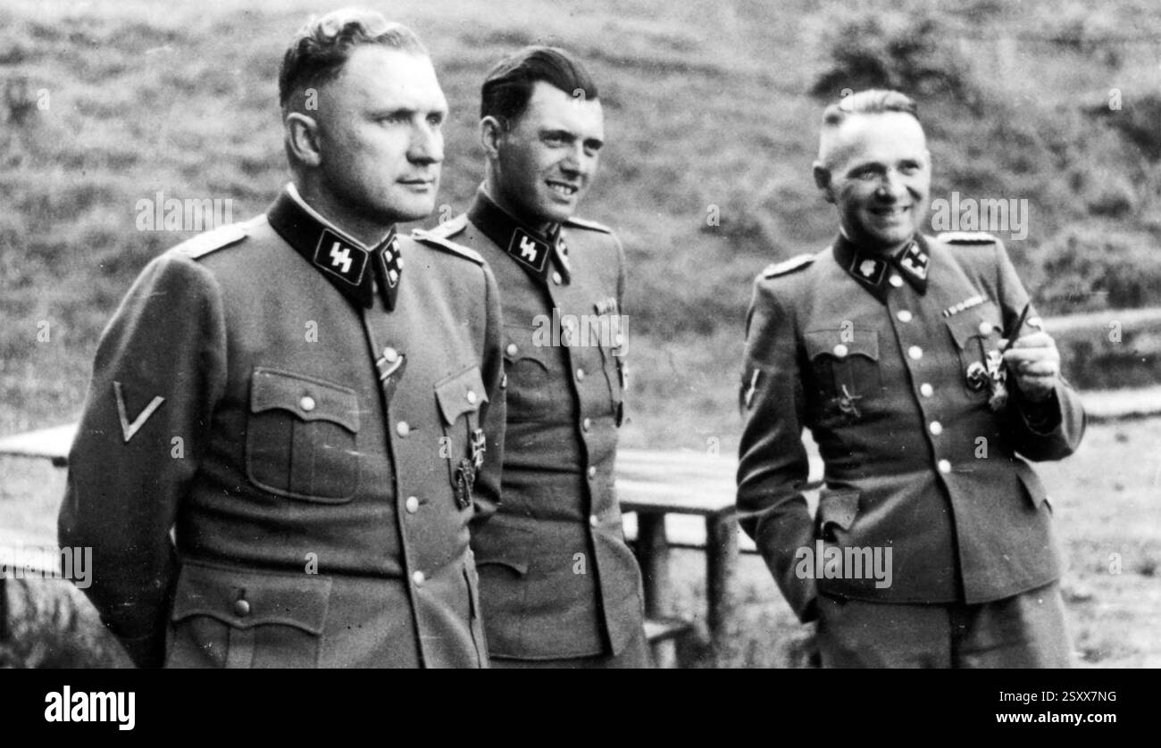 AUSCHWITZ SS-Offiziere auf dem Boden der Solahütte, einem SS-Haus in der Nähe des Konzentrationslagers rudolf höss. Von links: Richard Bayer Lagerkommandant, Josef Mengele und ehemaliger Lagerkommandant Rudolf Höss 1944 Stockfoto