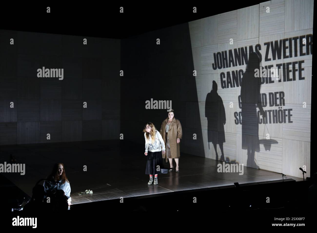 Nina Bruns als Frau Luckerniddle, Martha, Kathleen Morgeneyer als Johanna Dark und Stefanie Reinsperger als Mauler, v.l., während der Fotoprobe für das Stück die heilige Johanna der Schlachthöfe im Berliner Ensemble in Berlin, 25. Februar 2025. // Von Bertolt Brecht. REGIE und Bühne Dusan David Parizek. Kostüme Kamila Polivkova. Premiere ist am 27. Februar 2025. Berliner Ensemble die heilige Johanna der Schlachthöfe *** Nina Bruns als Mrs. Luckerniddle, Martha, Kathleen Morgeneyer als Johanna Dark und Stefanie Reinsperger als Mauler, f l, während der Fotoprobe für das Stück die heilige Joh Stockfoto